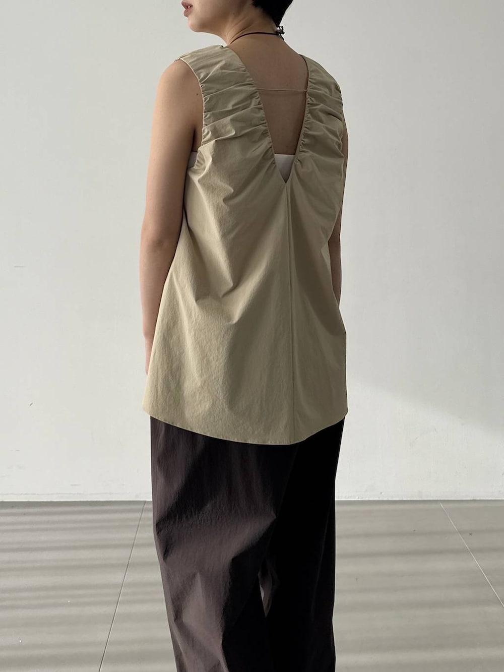 ブラウン系のその他パンツ、ベージュ系のシャツ/ブラウスを着用したレディースの春コーディネートの4枚目の写真