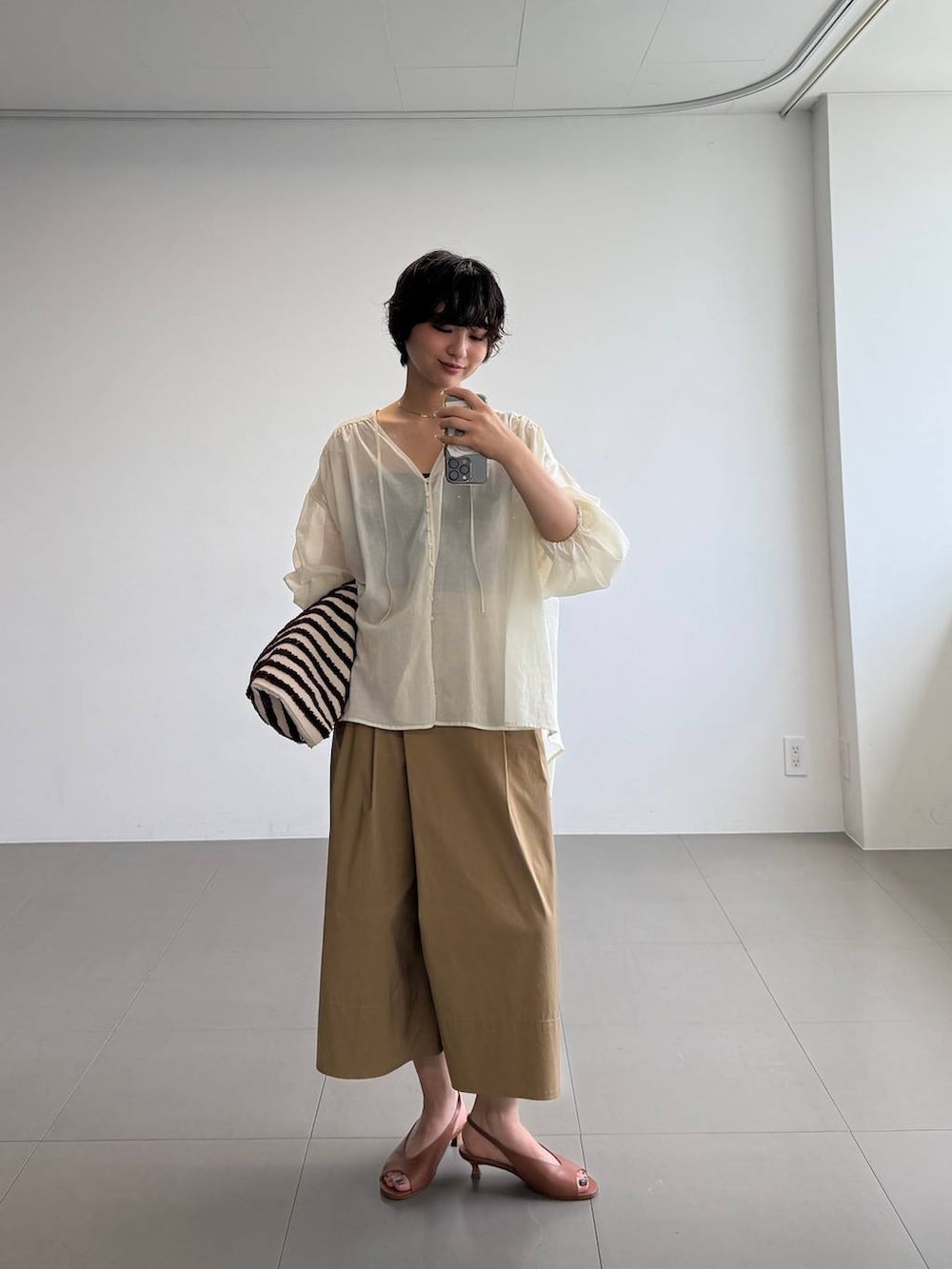 ベージュ系のシャツ/ブラウス、ブラウン系のサンダル、ベージュ系のその他パンツを着用したレディースの夏コーディネートの6枚目の写真