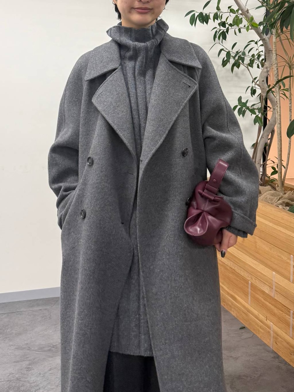 グレー系のワンピース、グレー系のその他パンツ、グレー系のステンカラーコートを着用したレディースの秋コーディネートの4枚目の写真