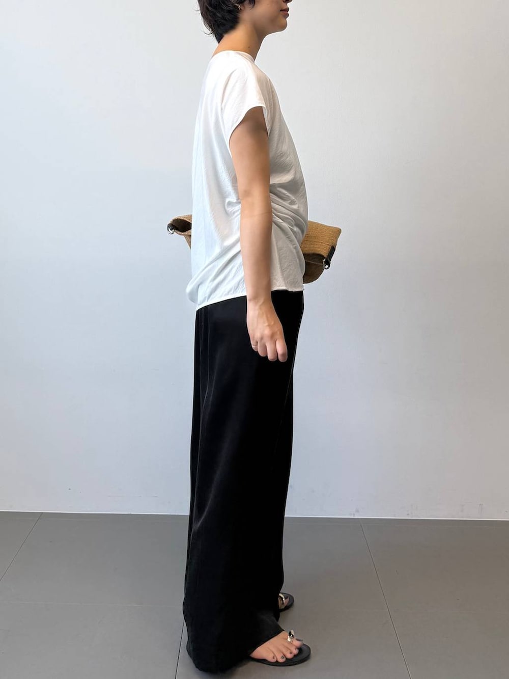 ブラック系のサンダル、ブラック系のその他パンツ、ホワイト系のシャツ/ブラウスを着用したレディースの夏コーディネートの2枚目の写真