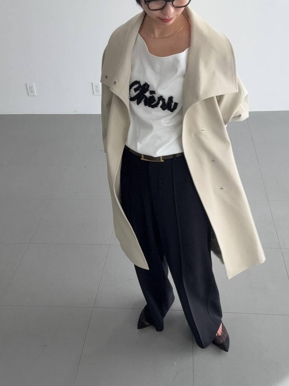 ベージュ系のその他アウター、ブラック系のスラックス、ブラック系のネックレスを着用したレディースの冬コーディネートの3枚目の写真