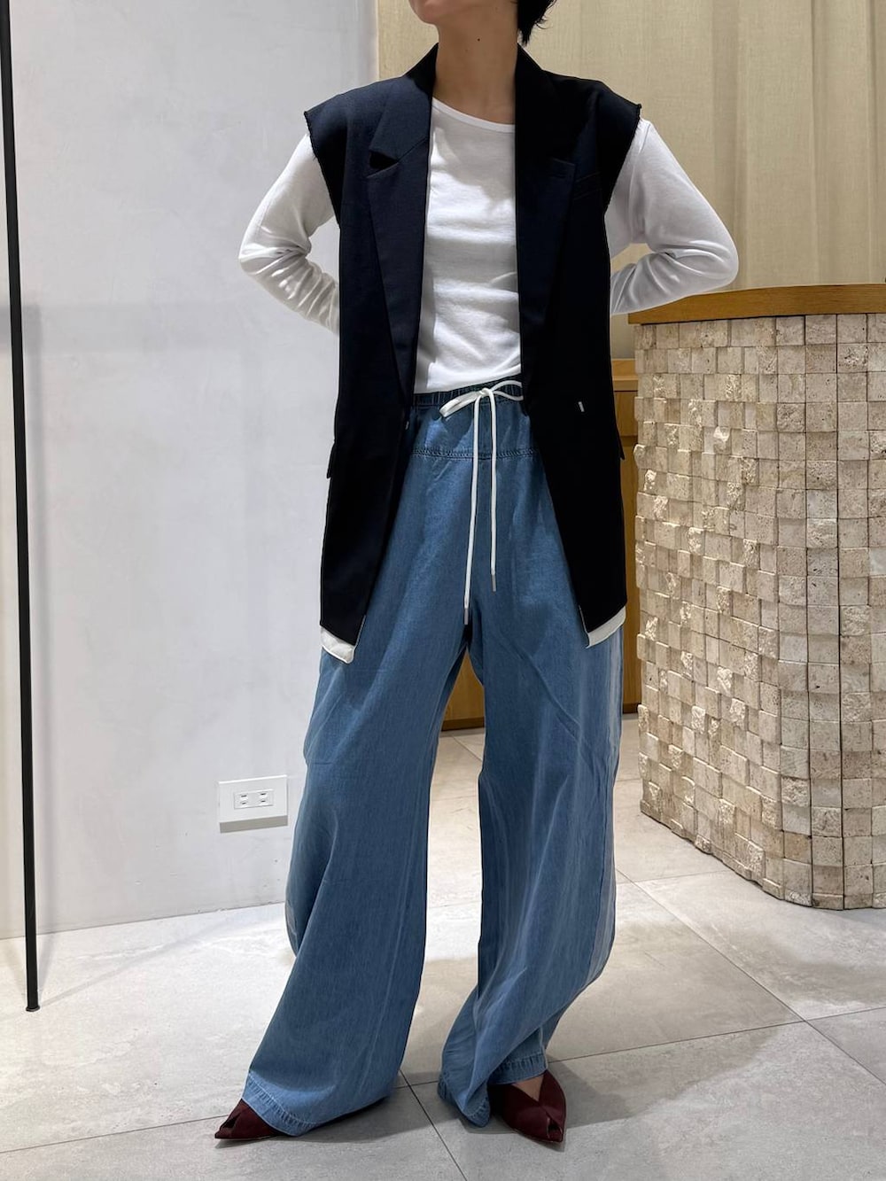 レッド系のパンプス、ブルー系のその他パンツ、ブルー系のその他アウターを着用したレディースの夏コーディネートの4枚目の写真