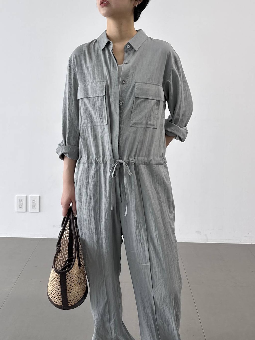 グリーン系のつなぎ/オールインワンを着用したレディースの春コーディネートの5枚目の写真