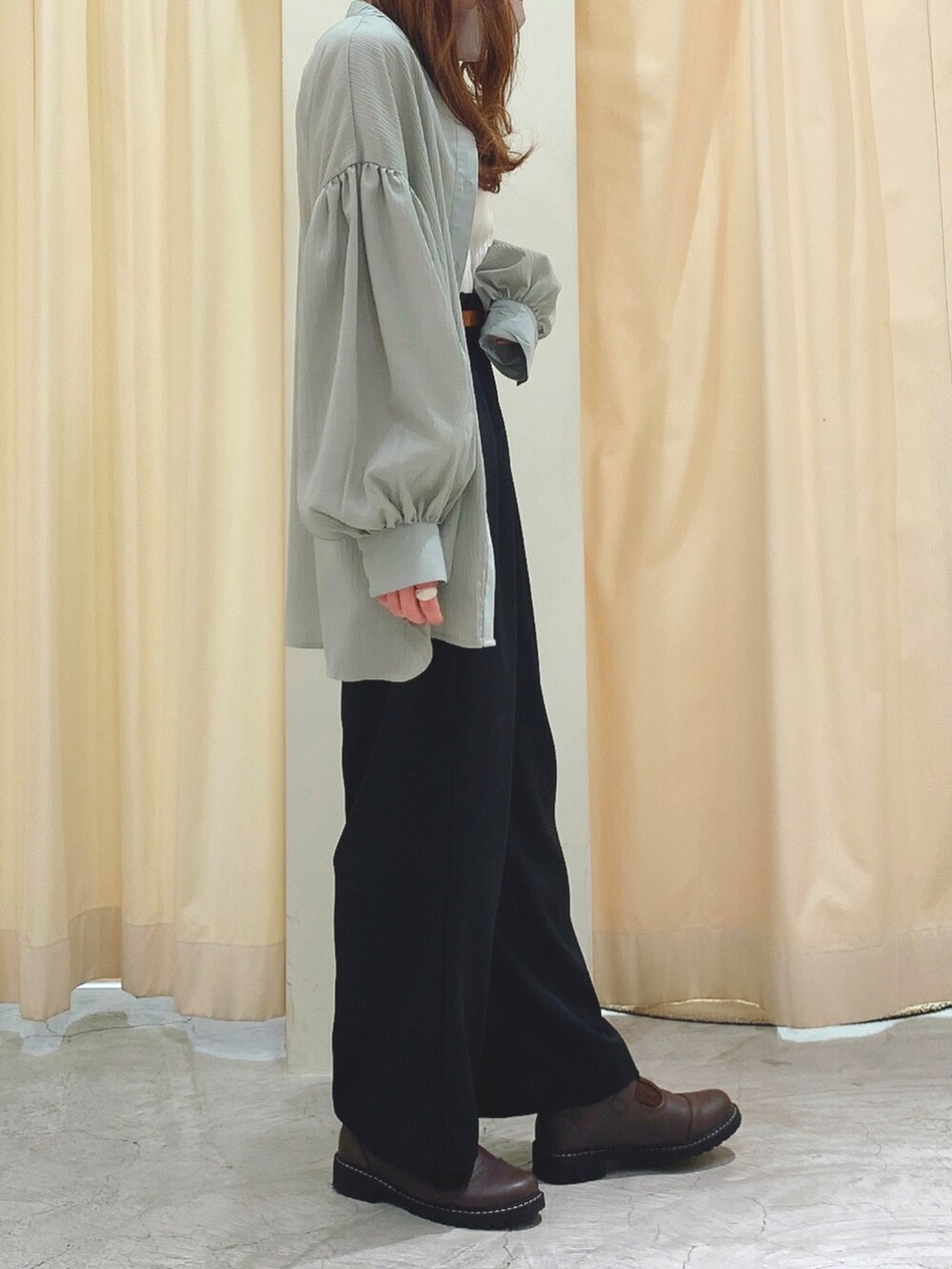 ブラック系のタンクトップ、グリーン系のシャツ/ブラウス、ブラウン系のその他シューズを着用したレディースの春コーディネートの2枚目の写真