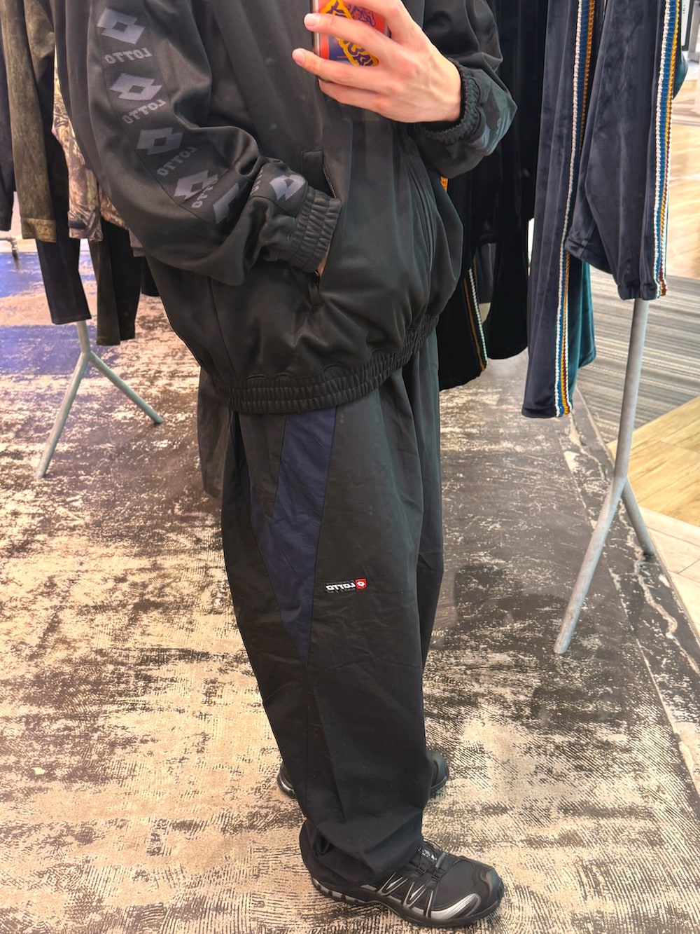 ブラック系のブルゾン、ブラック系のその他パンツ、ブラック系のスニーカーを着用したメンズの秋コーディネートの2枚目の写真