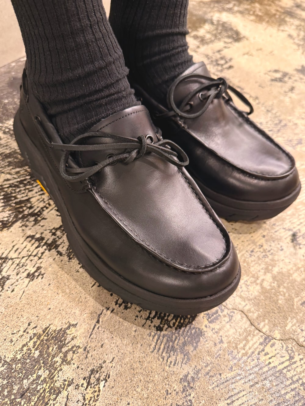 ブラック系のその他シューズ、ブラウン系のシャツ/ブラウス、ベージュ系のその他パンツを着用したメンズの春コーディネートの2枚目の写真