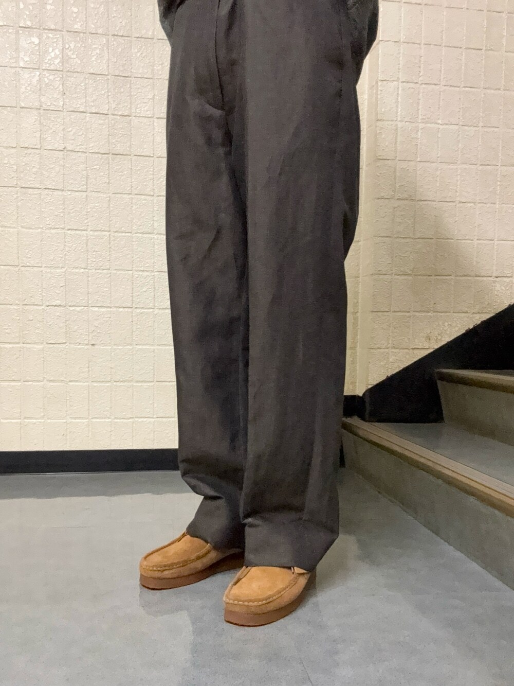 グレー系のシャツ/ブラウス、ブラウン系のその他パンツ、ベージュ系のその他シューズを着用したメンズの秋コーディネートの3枚目の写真