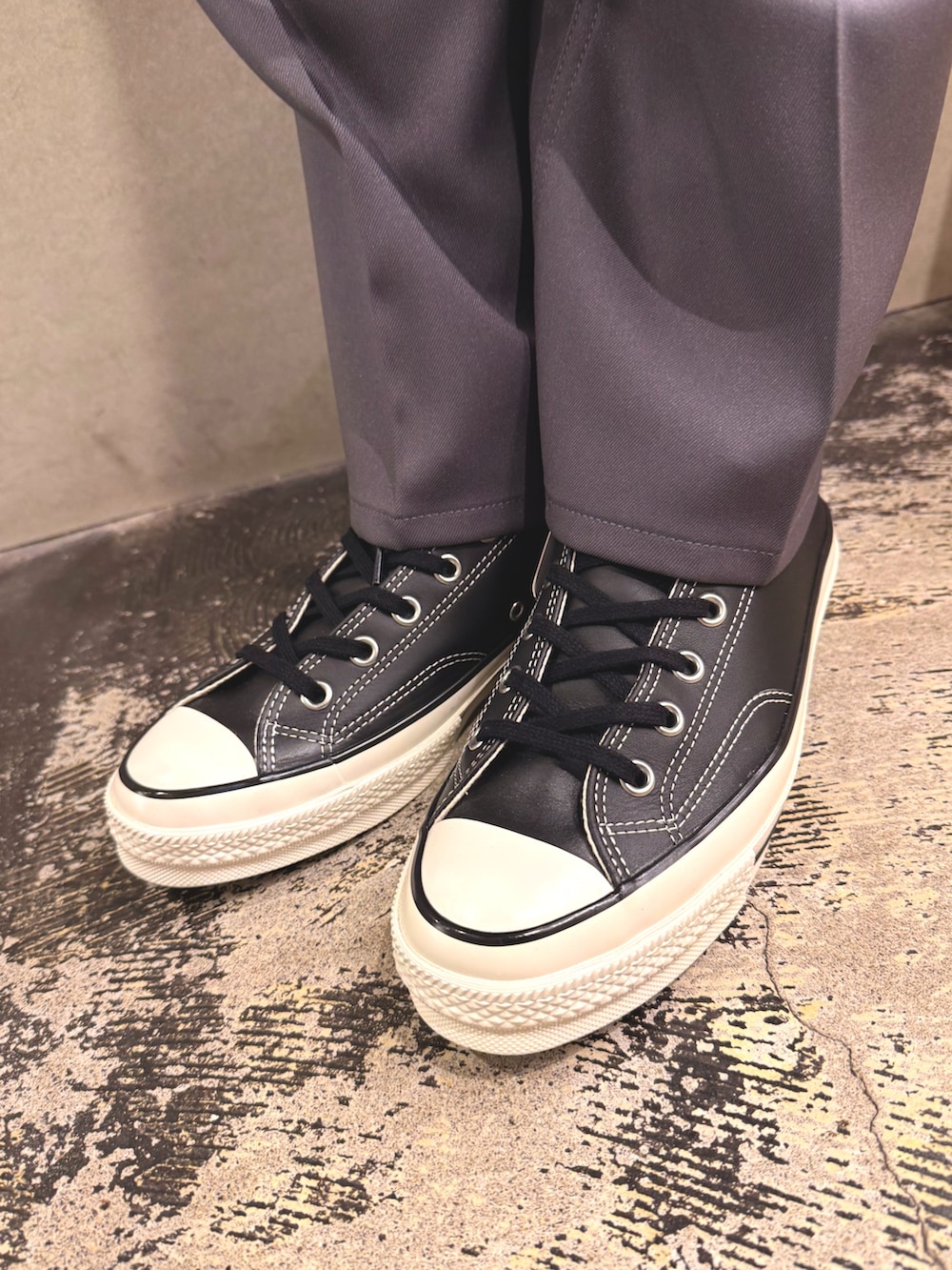 ホワイト系のシャツ/ブラウス、グレー系のニット/セーター、グレー系のその他パンツを着用したメンズの冬コーディネートの2枚目の写真