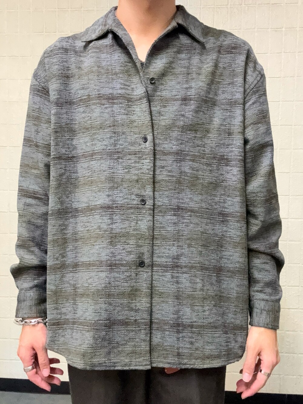 グレー系のシャツ/ブラウス、ブラウン系のその他パンツ、ベージュ系のその他シューズを着用したメンズの秋コーディネートの2枚目の写真