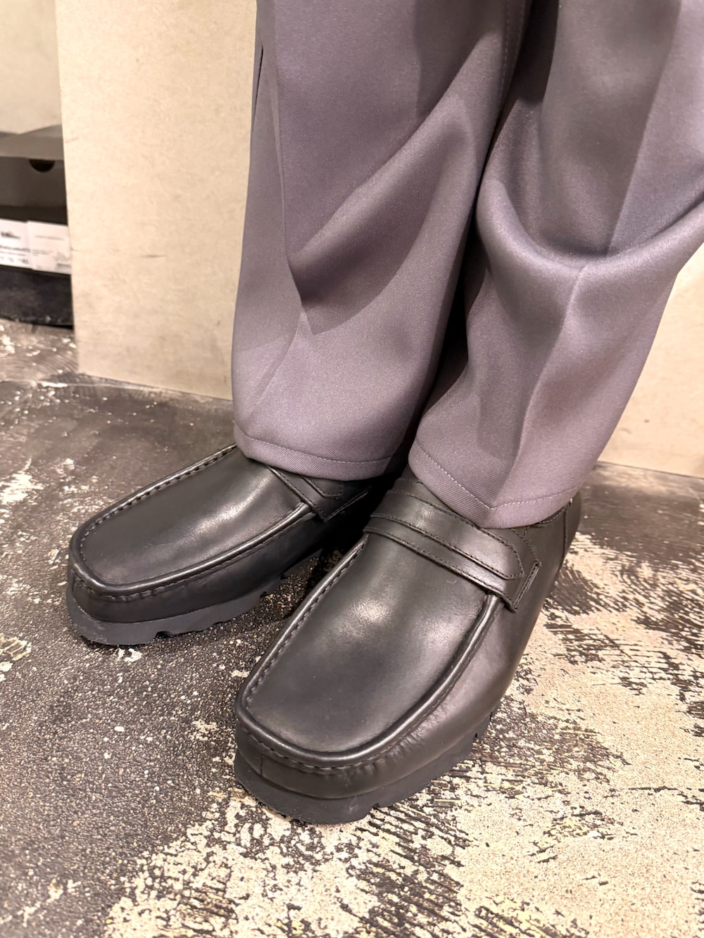 グレー系のその他パンツ、ブルー系のデニムジャケット、ブラック系のモカシン/デッキシューズを着用したメンズの冬コーディネートの2枚目の写真