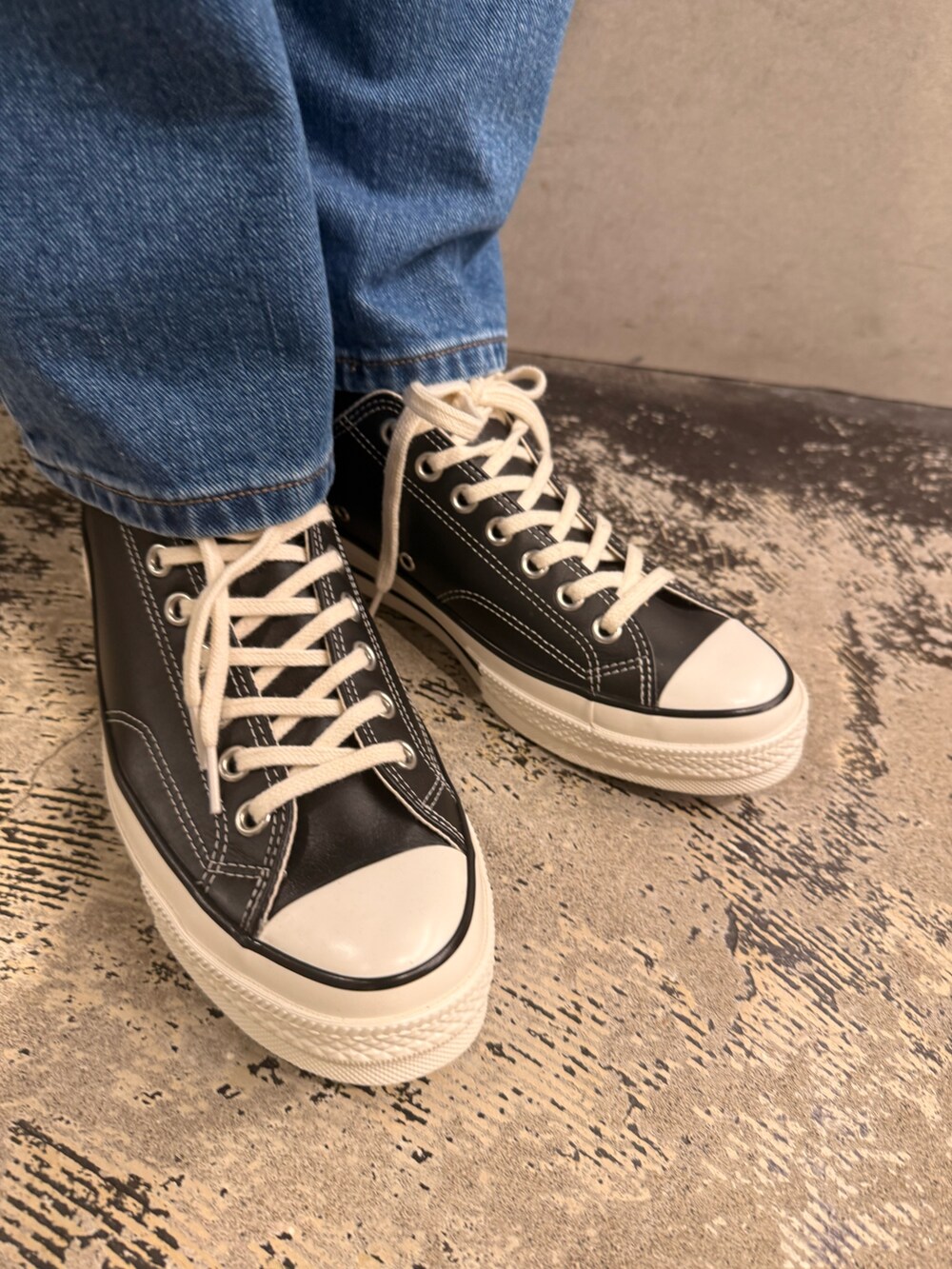ブラック系のシャツ/ブラウス、その他のデニムパンツ、ブラック系のスニーカーを着用したメンズの冬コーディネートの2枚目の写真
