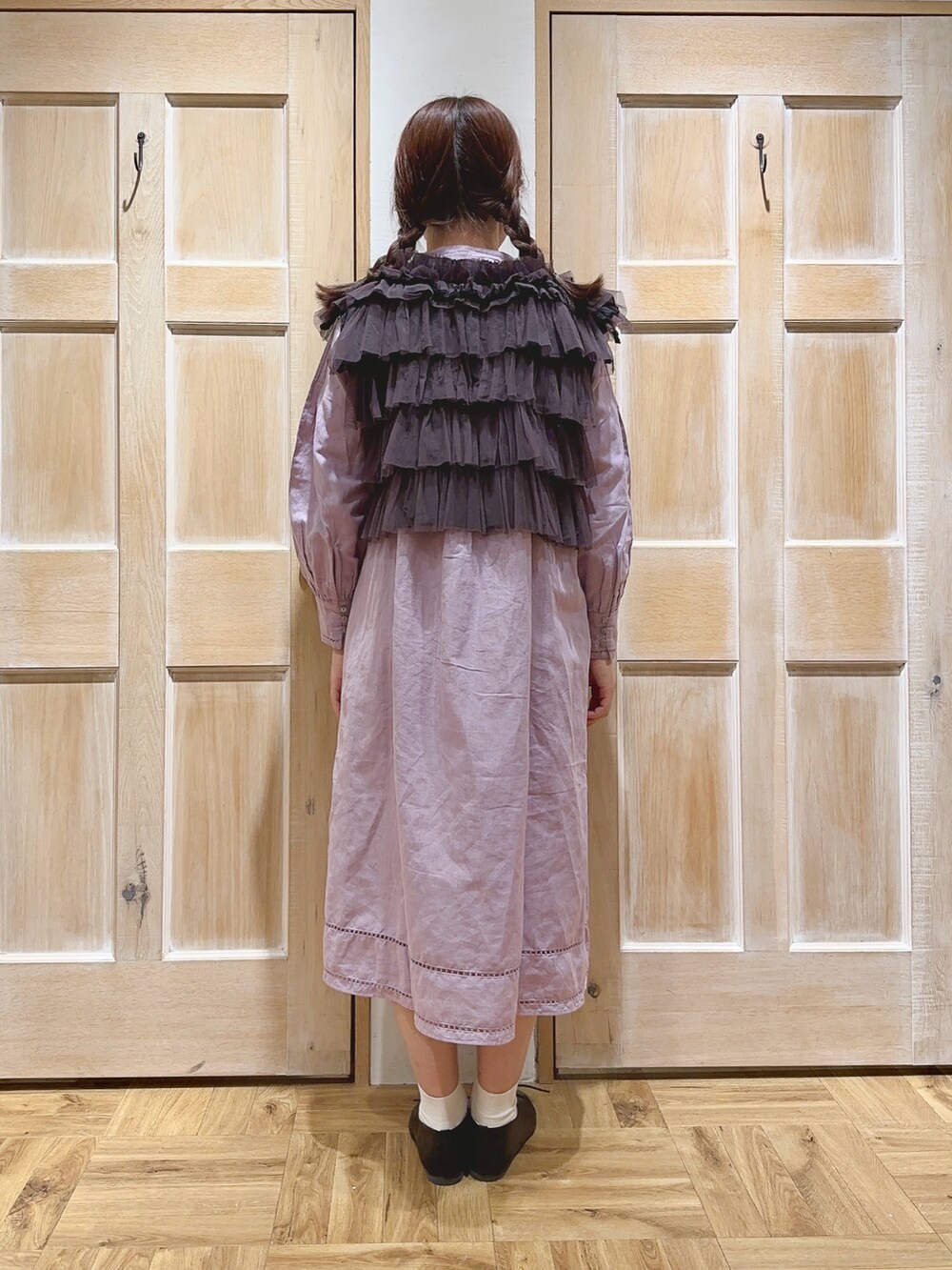 パープル系のワンピース、ブラック系のベスト、その他のその他を着用したレディースの冬コーディネートの3枚目の写真