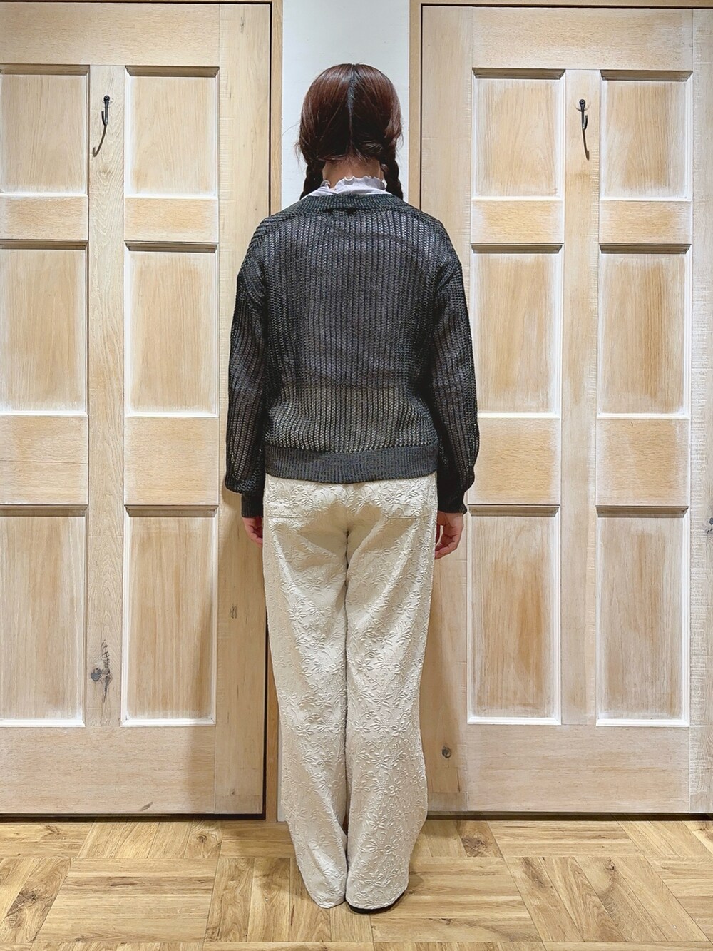 ホワイト系のその他パンツ、ブラック系のカーディガン/ボレロ、その他のその他を着用したレディースの春コーディネートの3枚目の写真