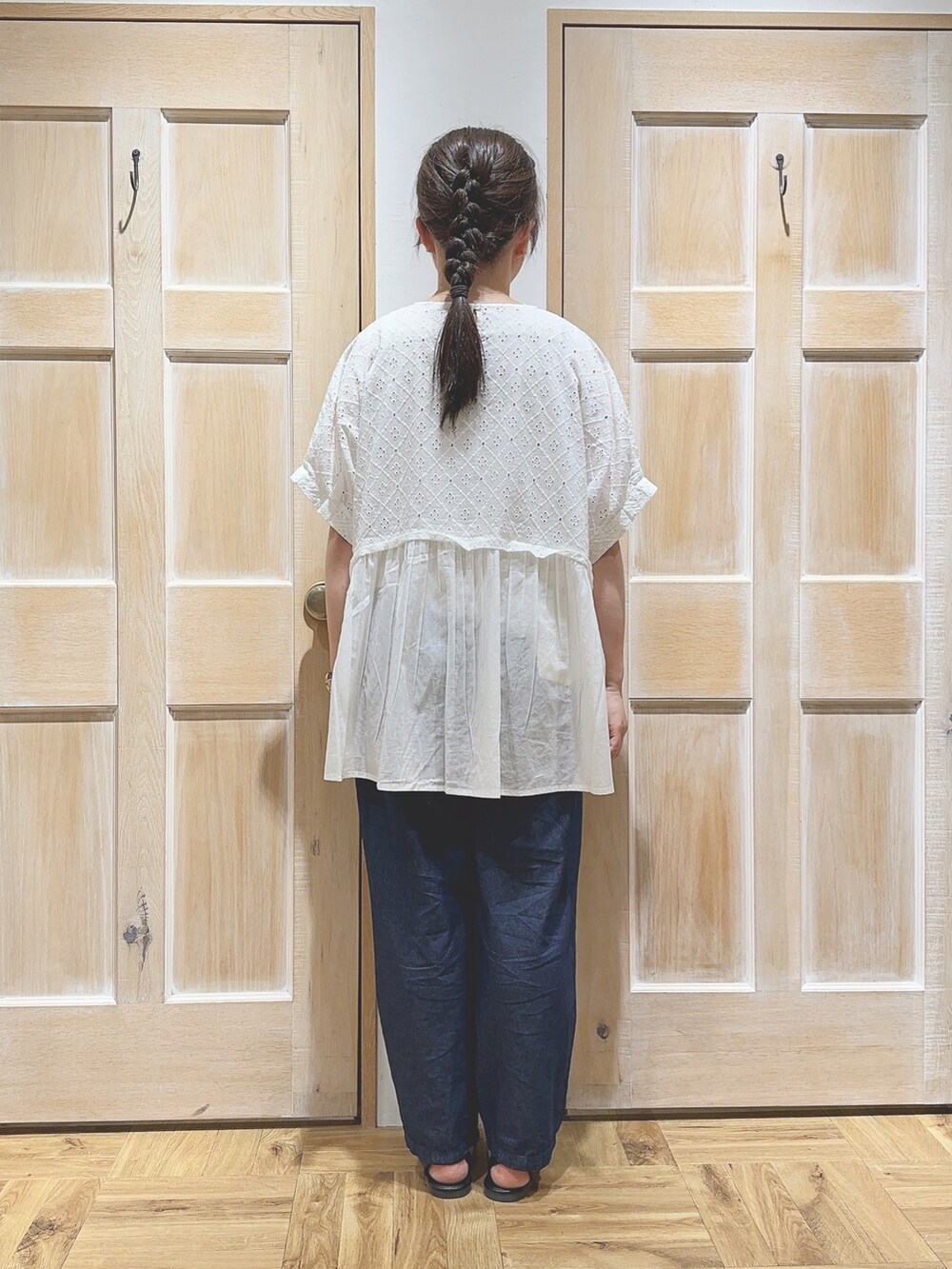 ホワイト系のシャツ/ブラウス、ブラック系のサンダル、ブルー系のデニムパンツを着用したレディースの夏コーディネートの3枚目の写真