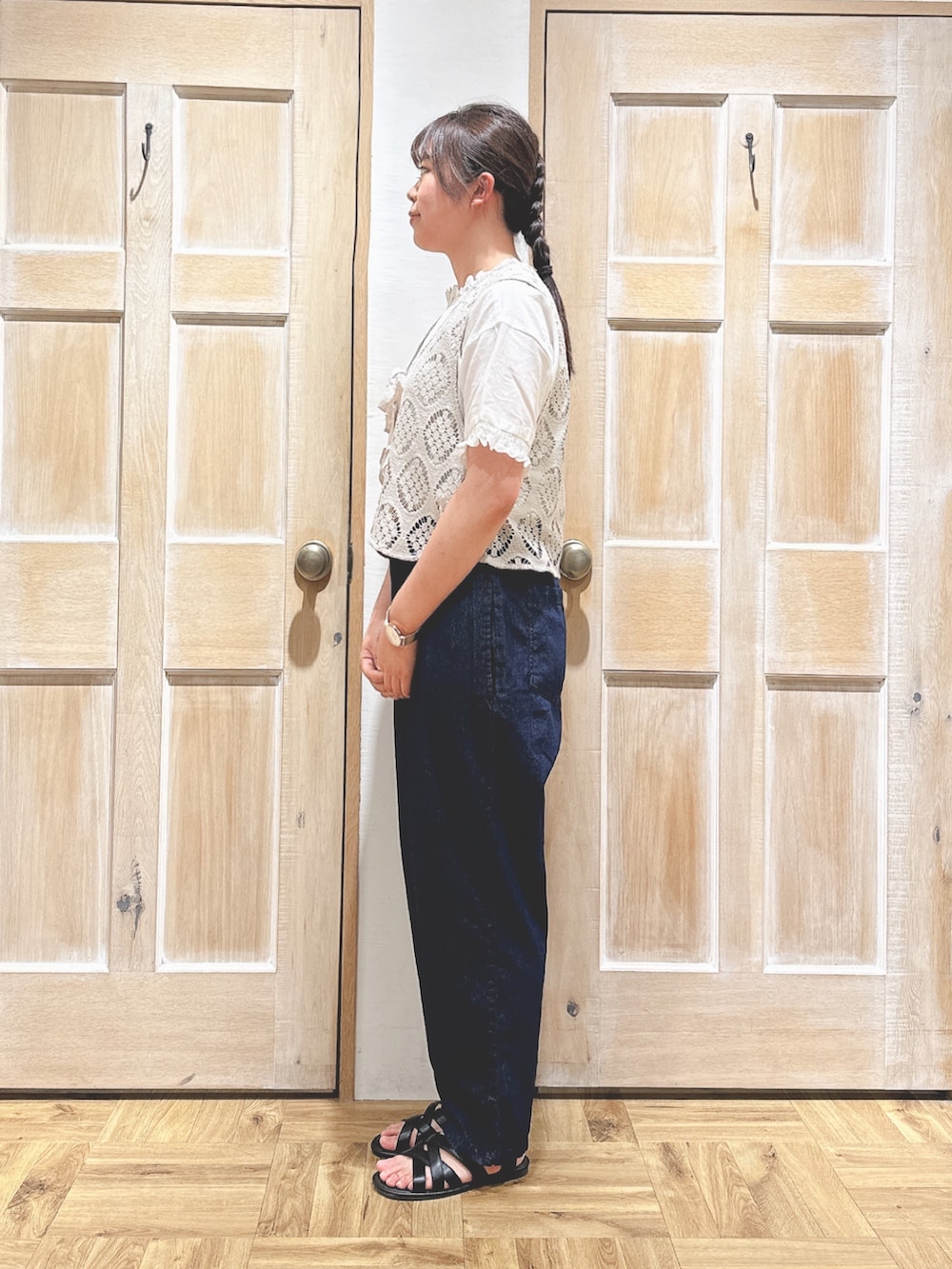 ホワイト系のシャツ/ブラウス、ブルー系のデニムパンツ、ブラック系のサンダルを着用したレディースの夏コーディネートの2枚目の写真