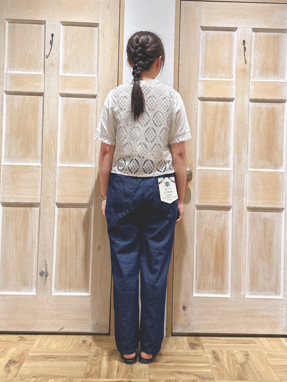 ホワイト系のシャツ/ブラウス、ブルー系のデニムパンツ、ブラック系のサンダルを着用したレディースの夏コーディネートの3枚目の写真