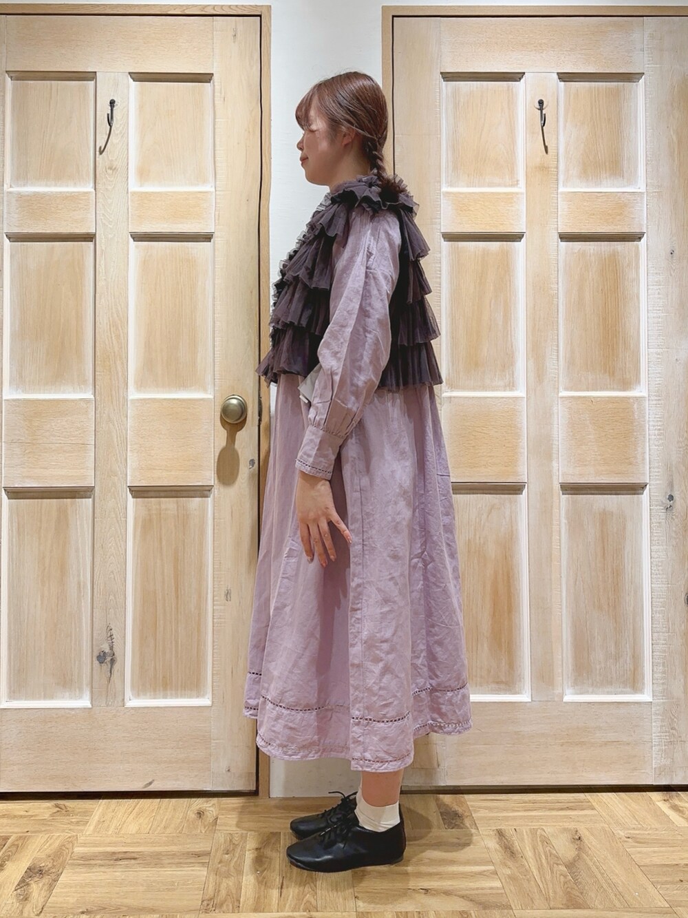 パープル系のワンピース、ブラック系のベスト、その他のその他を着用したレディースの冬コーディネートの2枚目の写真