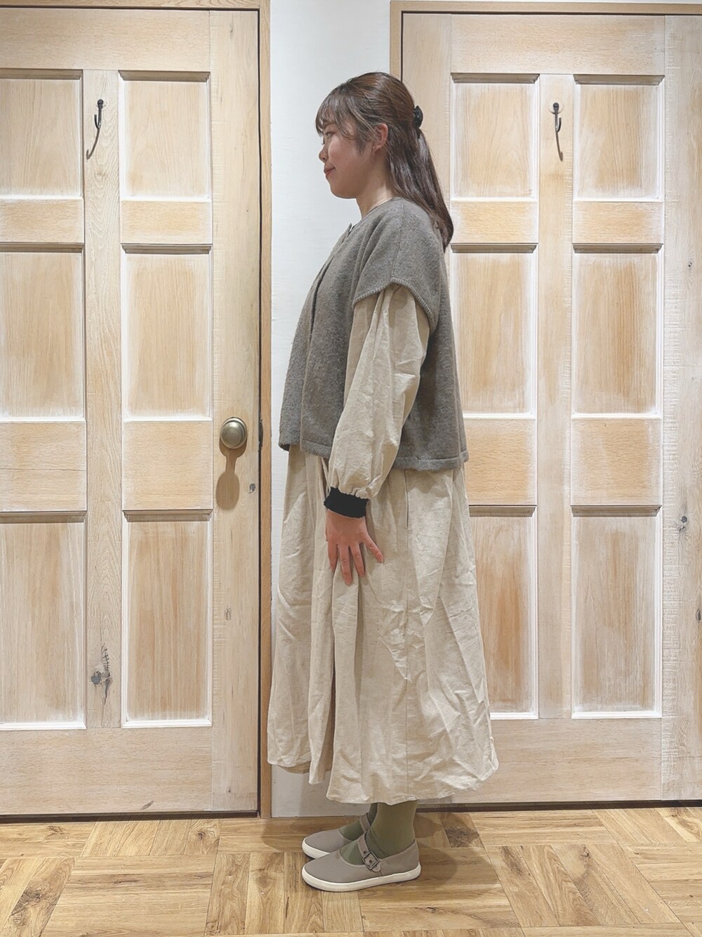 ベージュ系のワンピース、ホワイト系のベスト、その他のその他を着用したレディースの冬コーディネートの2枚目の写真