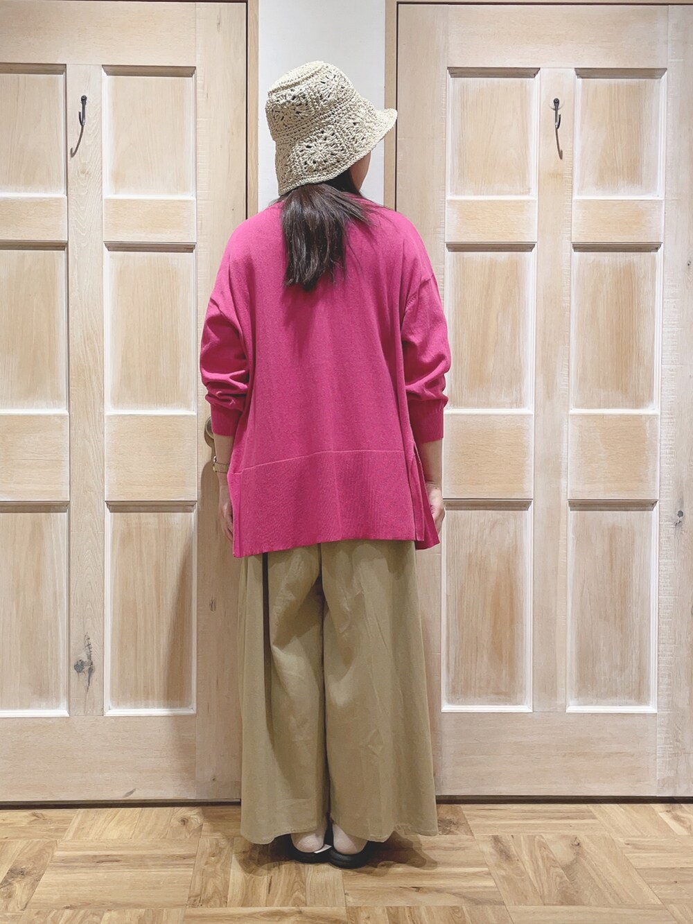 ベージュ系のその他パンツ、ブラウン系のサンダル、ピンク系のカーディガン/ボレロを着用したレディースの春コーディネートの3枚目の写真