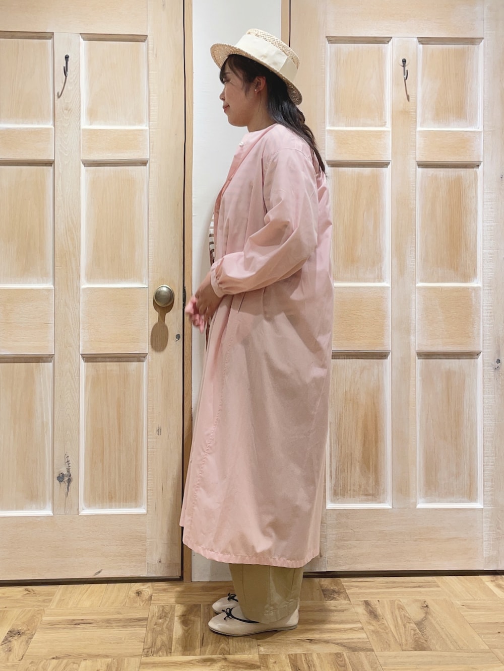 ベージュ系のTシャツ/カットソー、ベージュ系のカーゴパンツ、ベージュ系のドレスシューズを着用したレディースの春コーディネートの2枚目の写真