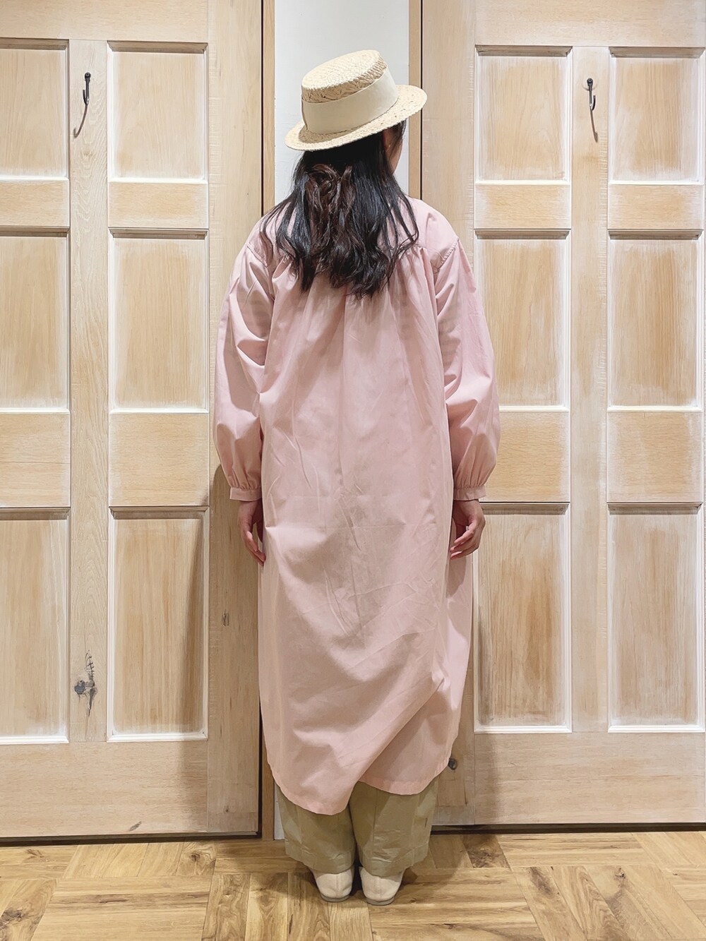 ベージュ系のTシャツ/カットソー、ベージュ系のカーゴパンツ、ベージュ系のドレスシューズを着用したレディースの春コーディネートの3枚目の写真