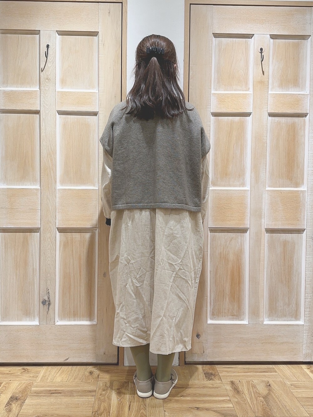 ベージュ系のワンピース、ホワイト系のベスト、その他のその他を着用したレディースの冬コーディネートの3枚目の写真