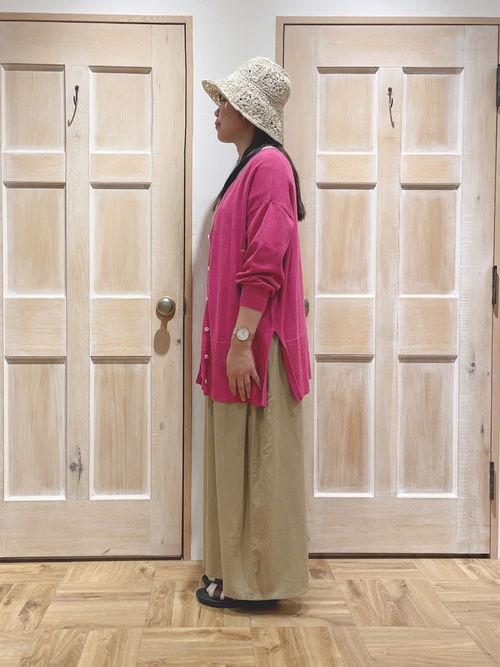 ベージュ系のその他パンツ、ブラウン系のサンダル、ピンク系のカーディガン/ボレロを着用したレディースの春コーディネートの2枚目の写真