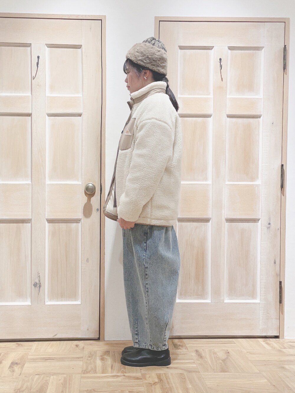 ベージュ系のシャツ/ブラウス、ベージュ系のブルゾン、ブルー系のデニムパンツを着用したレディースの秋コーディネートの2枚目の写真