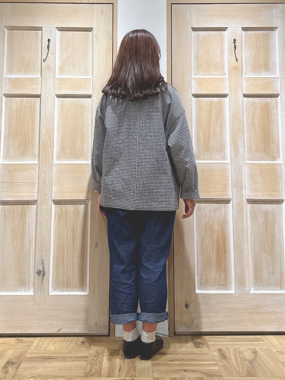 ブラック系のノーカラージャケット、ブルー系のデニムパンツ、パープル系のシャツ/ブラウスを着用したレディースの春コーディネートの3枚目の写真