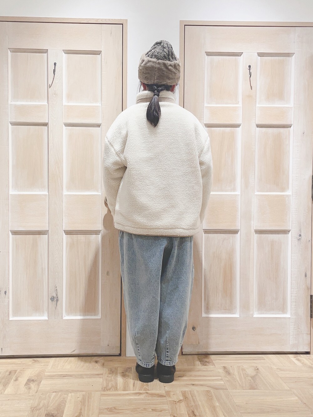 ベージュ系のシャツ/ブラウス、ベージュ系のブルゾン、ブルー系のデニムパンツを着用したレディースの秋コーディネートの3枚目の写真