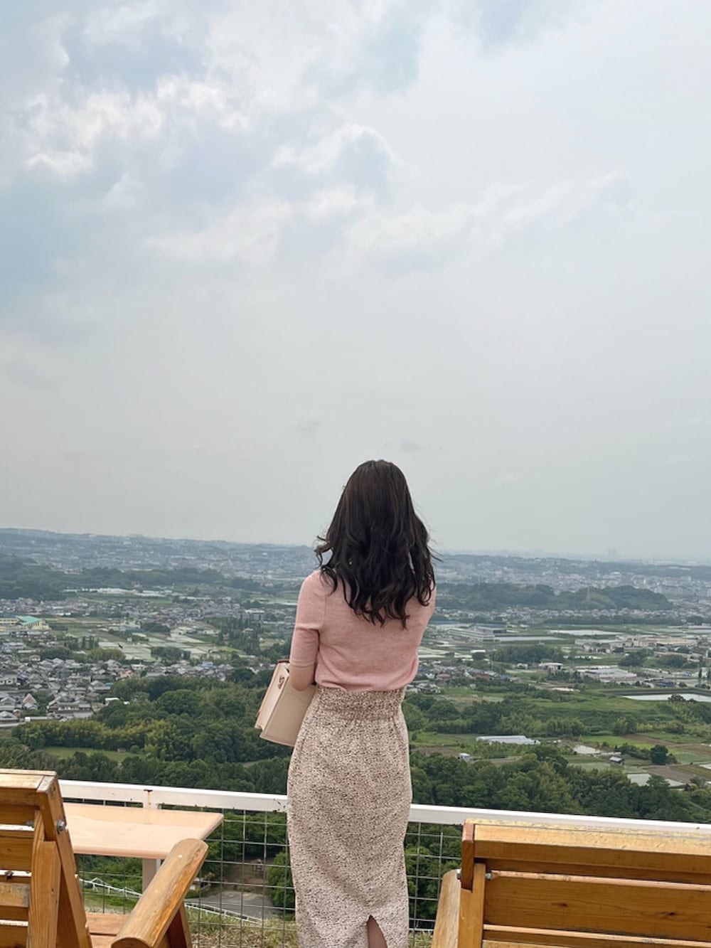 ピンク系のTシャツ/カットソー、ブラウン系のスカートを着用したレディースの夏コーディネートの2枚目の写真