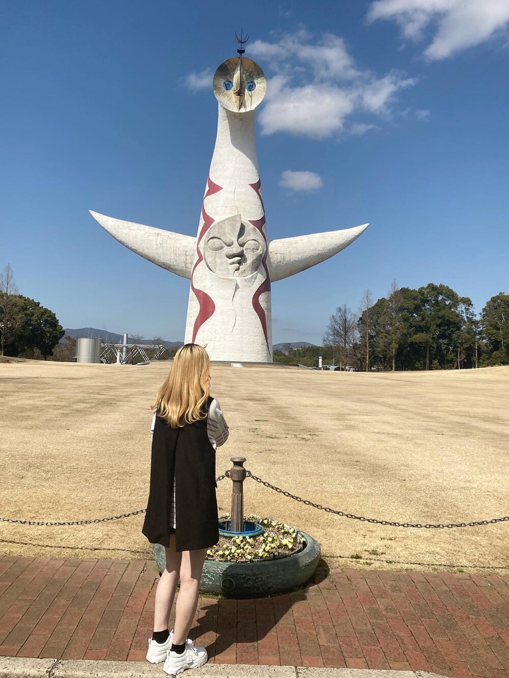 ブラック系のトートバッグ、ブラック系のその他アウター、ピンク系のTシャツ/カットソーを着用したレディースの春コーディネートの2枚目の写真