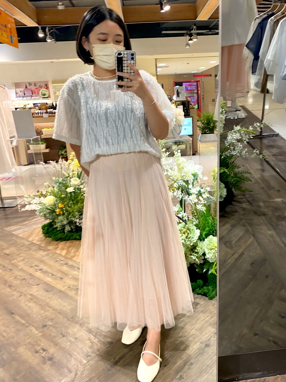 ブラック系のスカートを着用したレディースの夏コーディネートの2枚目の写真