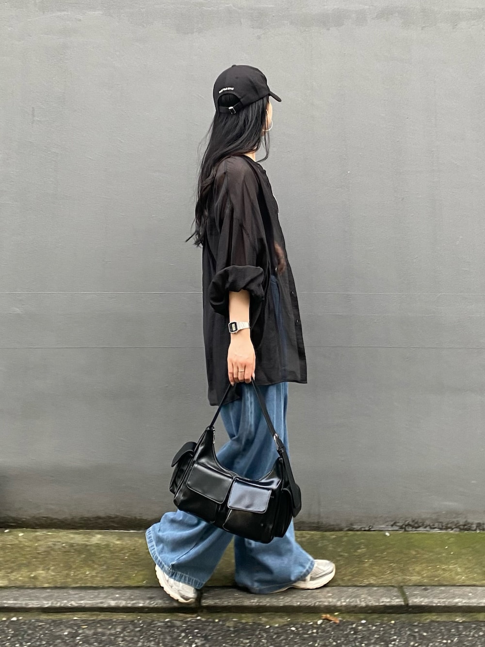 ブラック系のシャツ/ブラウス、ブラック系のキャミソール、ブルー系のデニムパンツを着用したレディースの夏コーディネートの4枚目の写真
