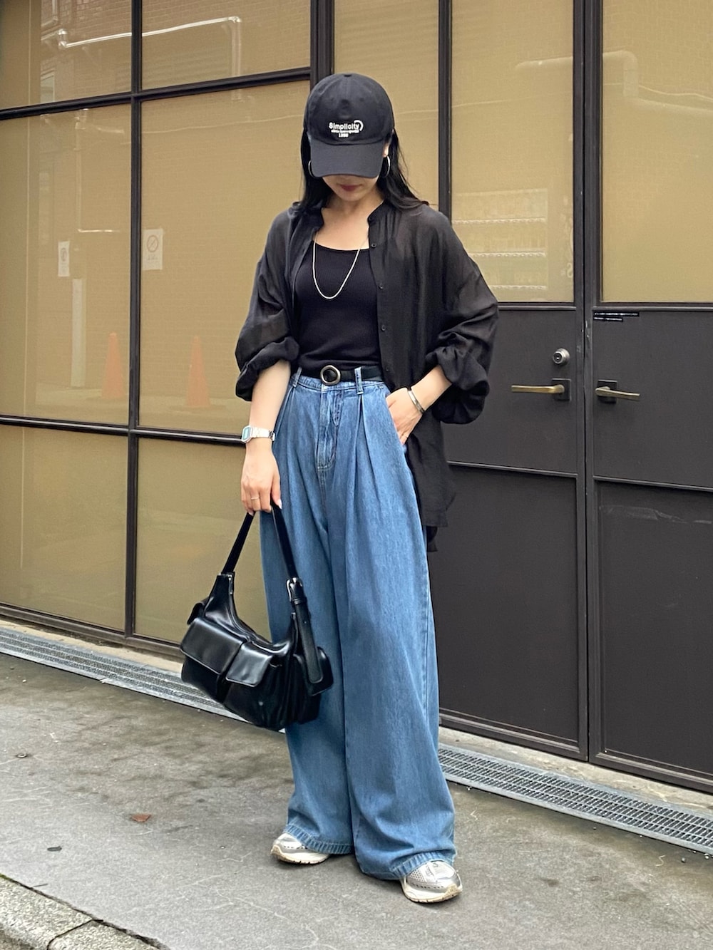 ブラック系のシャツ/ブラウス、ブラック系のキャミソール、ブルー系のデニムパンツを着用したレディースの夏コーディネートの8枚目の写真