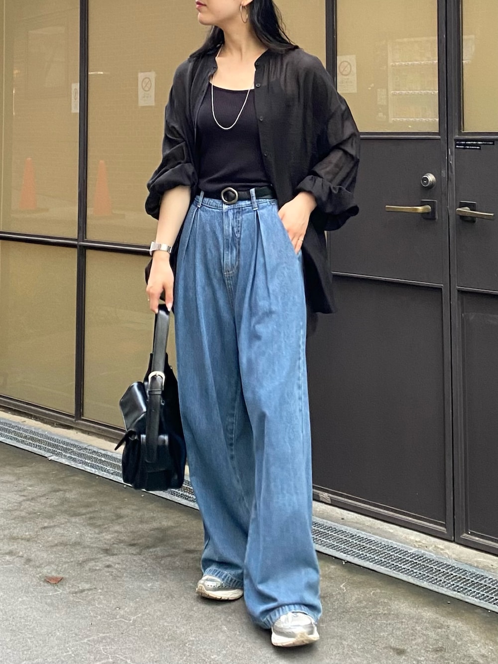 ブラック系のシャツ/ブラウス、ブラック系のキャミソール、ブルー系のデニムパンツを着用したレディースの夏コーディネートの3枚目の写真