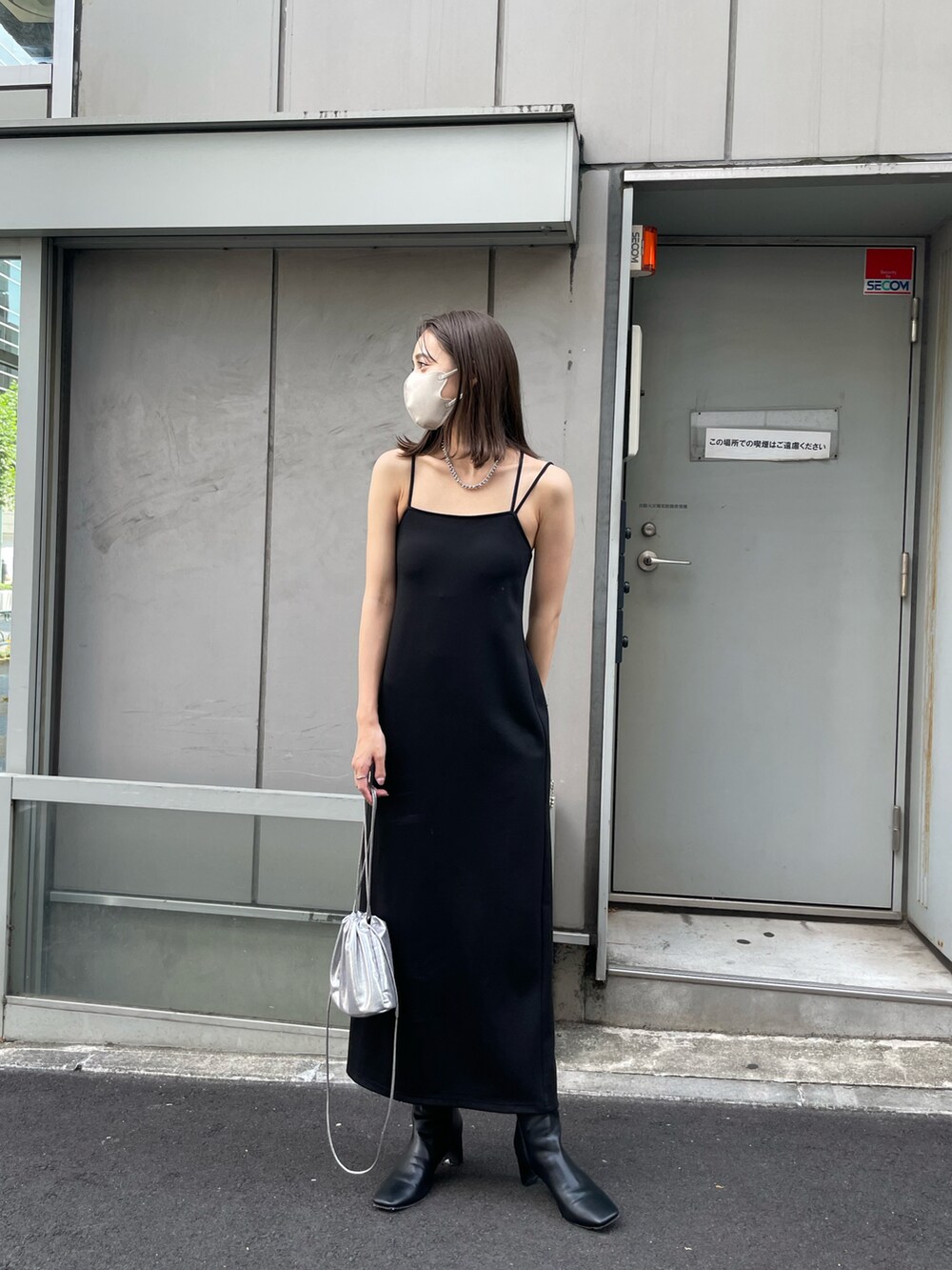 ブラック系のワンピースを着用したレディースの夏コーディネートの2枚目の写真