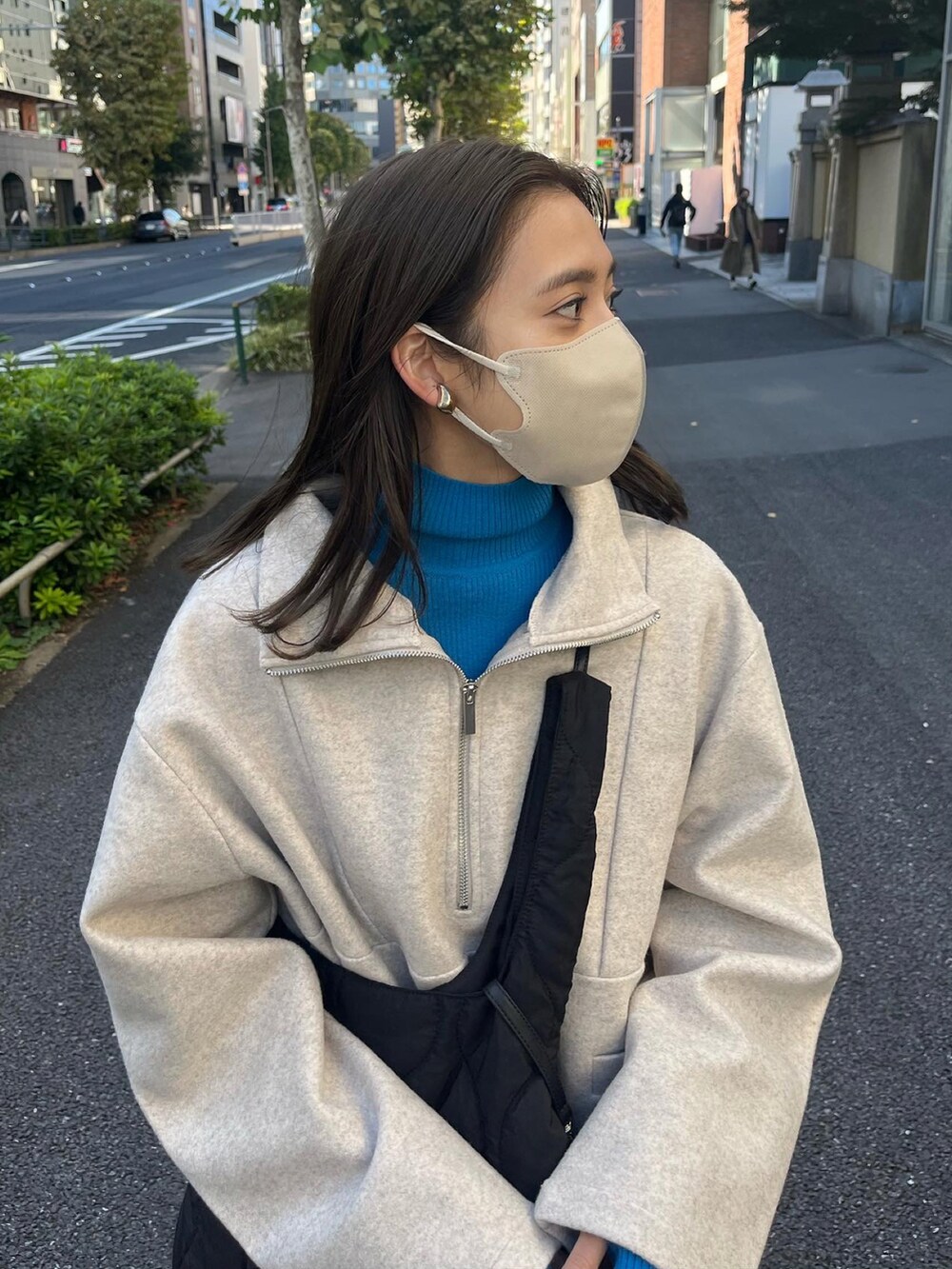 ホワイト系のニット/セーター、ブルー系のニット/セーター、ブラック系のブーツを着用したレディースの秋コーディネートの2枚目の写真