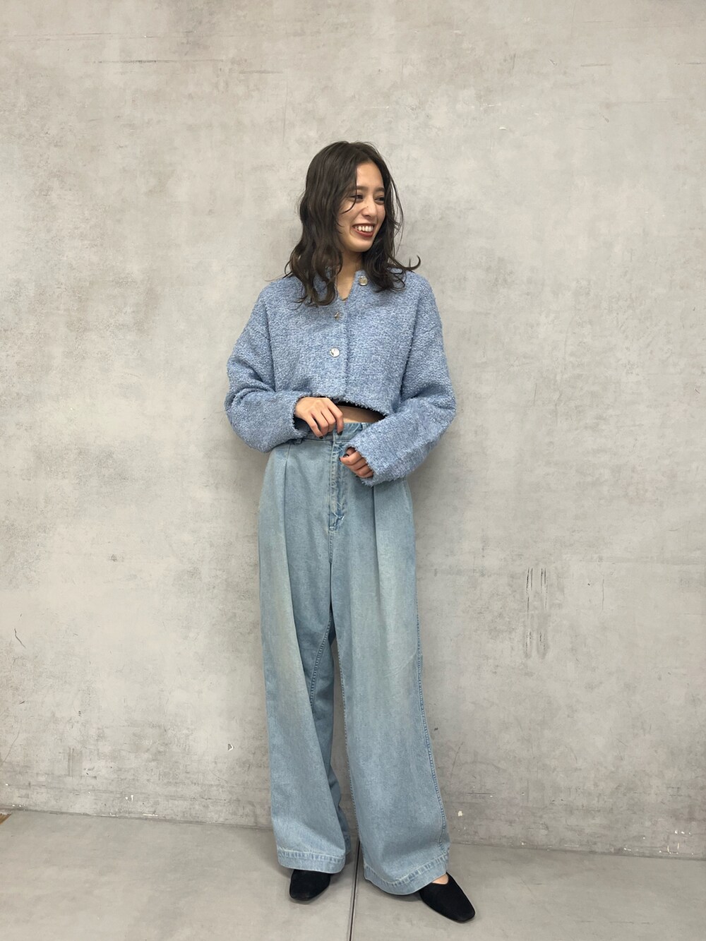 ブルー系のカーディガン/ボレロを着用したレディースの冬コーディネートの2枚目の写真