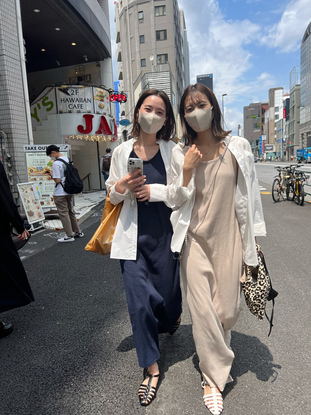 ホワイト系のシャツ/ブラウス、ブルー系のワンピース、ブラック系のサンダルを着用したレディースの夏コーディネートの2枚目の写真