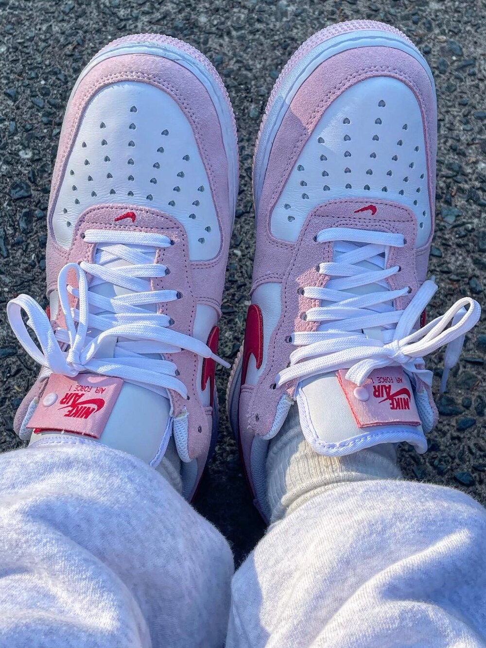 ホワイト系のスウェットパンツ、ブルー系のキャップを着用したメンズの秋コーディネートの2枚目の写真