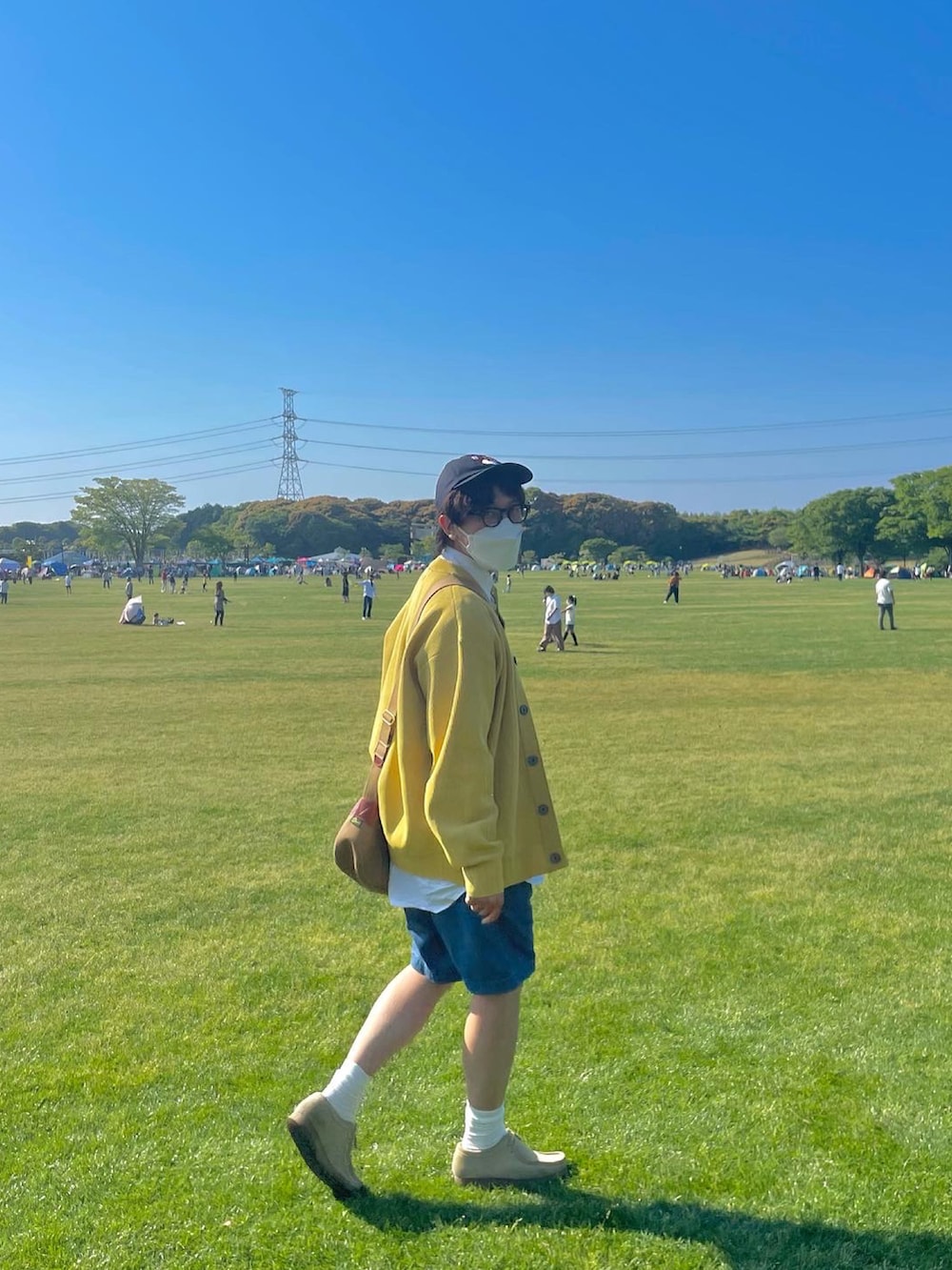 ブルー系のその他パンツ、グリーン系のショルダーバッグ、ホワイト系のシャツ/ブラウスを着用したメンズの春コーディネートの3枚目の写真