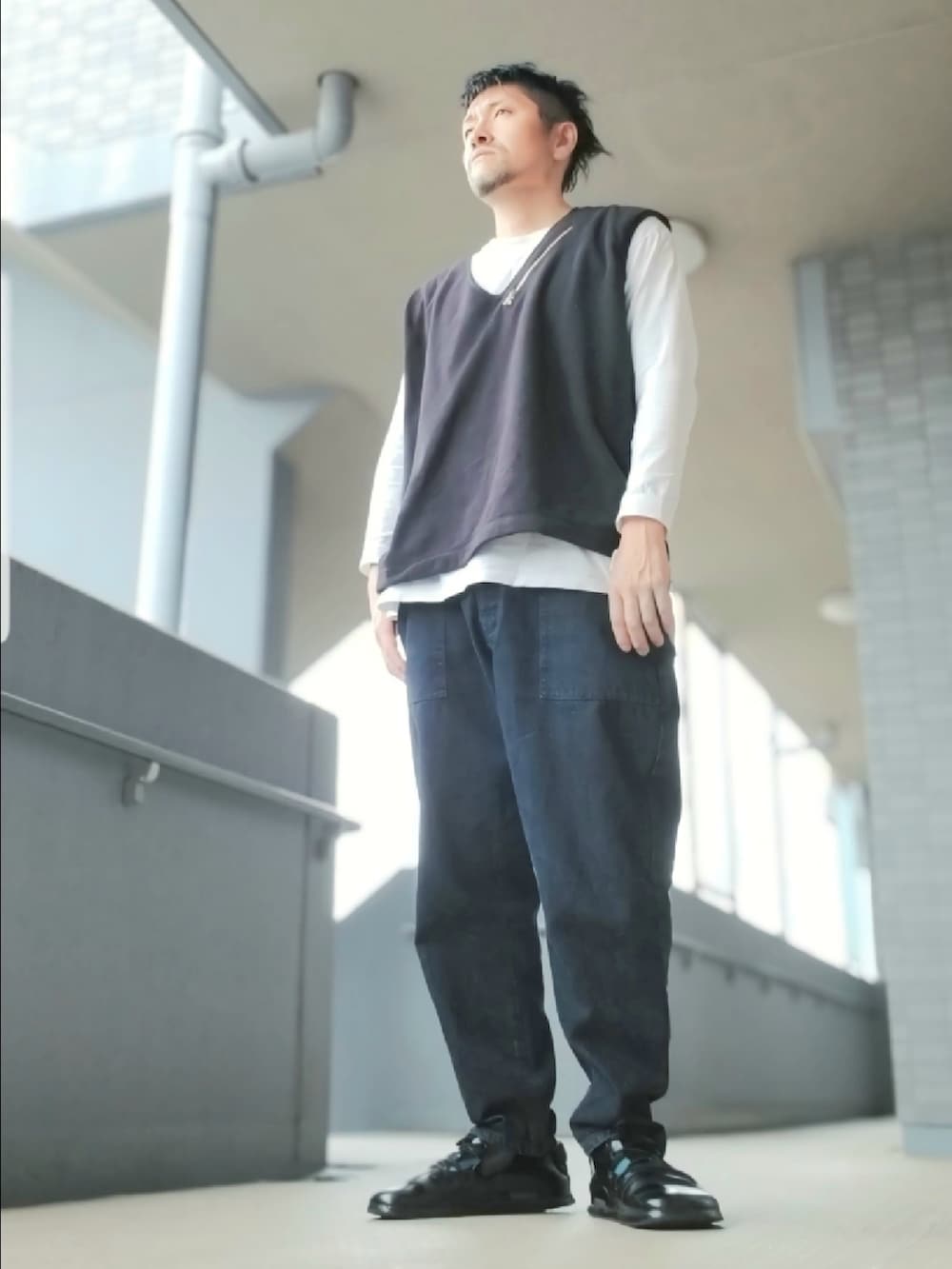 「きれいめカジュアル、シンプルコーデ、ロンT、シンプルスタイル、シンプル、モノトーン、デニムパンツ、サルエルデニム、フリースベスト、レイヤードスタイル」|「NEONSIGNのNEONSIGN S140'S FLEECE VEST(ベスト、ブラック系)」を使った、磨木師さん(メンズ・176cm)の春コーディネートの2枚目の写真