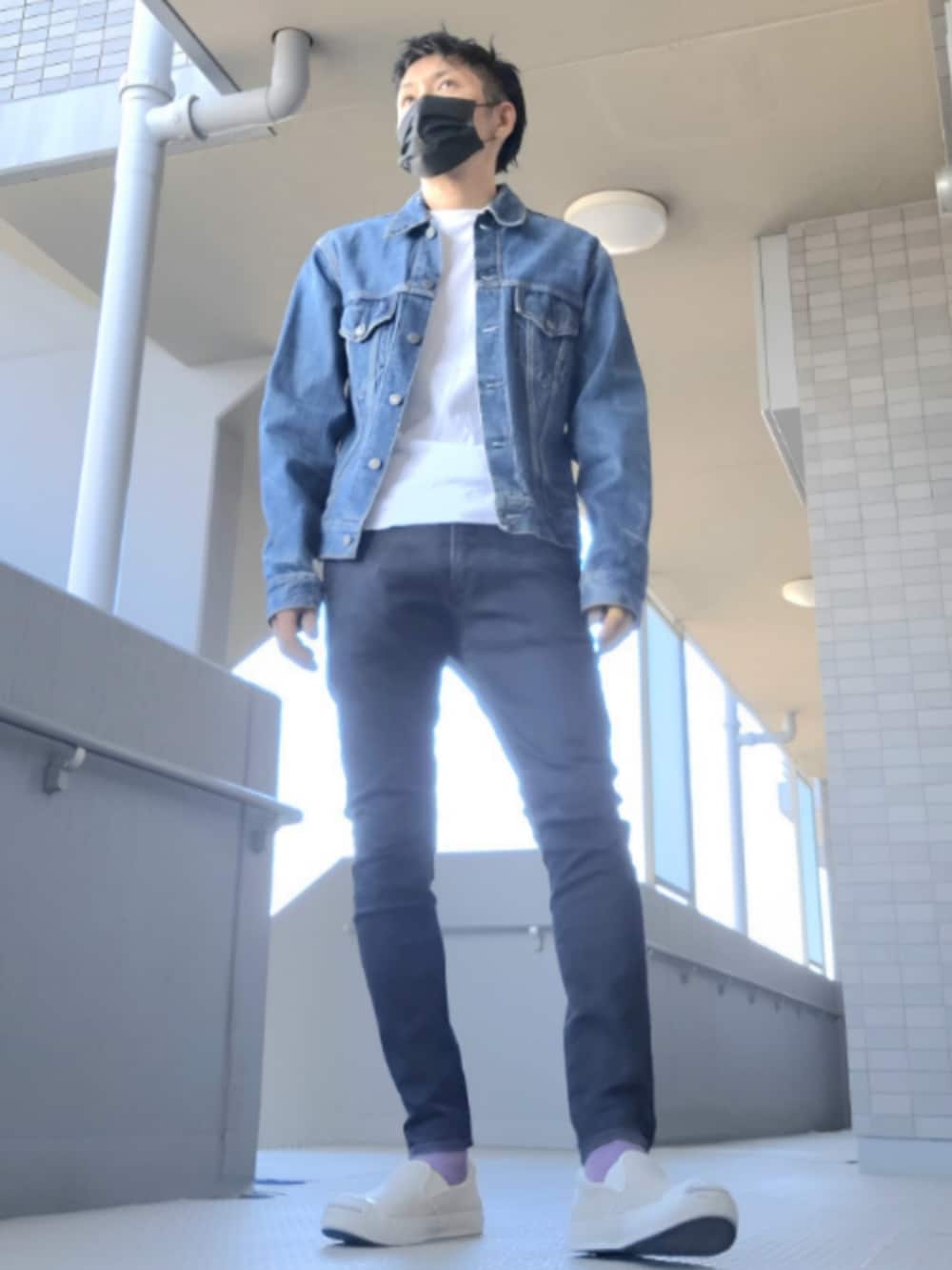 「デニムジャケット、デニムパンツ、ジーパン、ジーンズ、ジージャン、スリッポン」｜「OMNIGODの[OMNIGOD mens / オムニゴッド] 14ozセルヴィッジデニム サードタイプジャケット（デニムジャケット、ブルー系）」を使った、磨木師さん（メンズ・176cm）の秋コーディネートの2枚目の写真