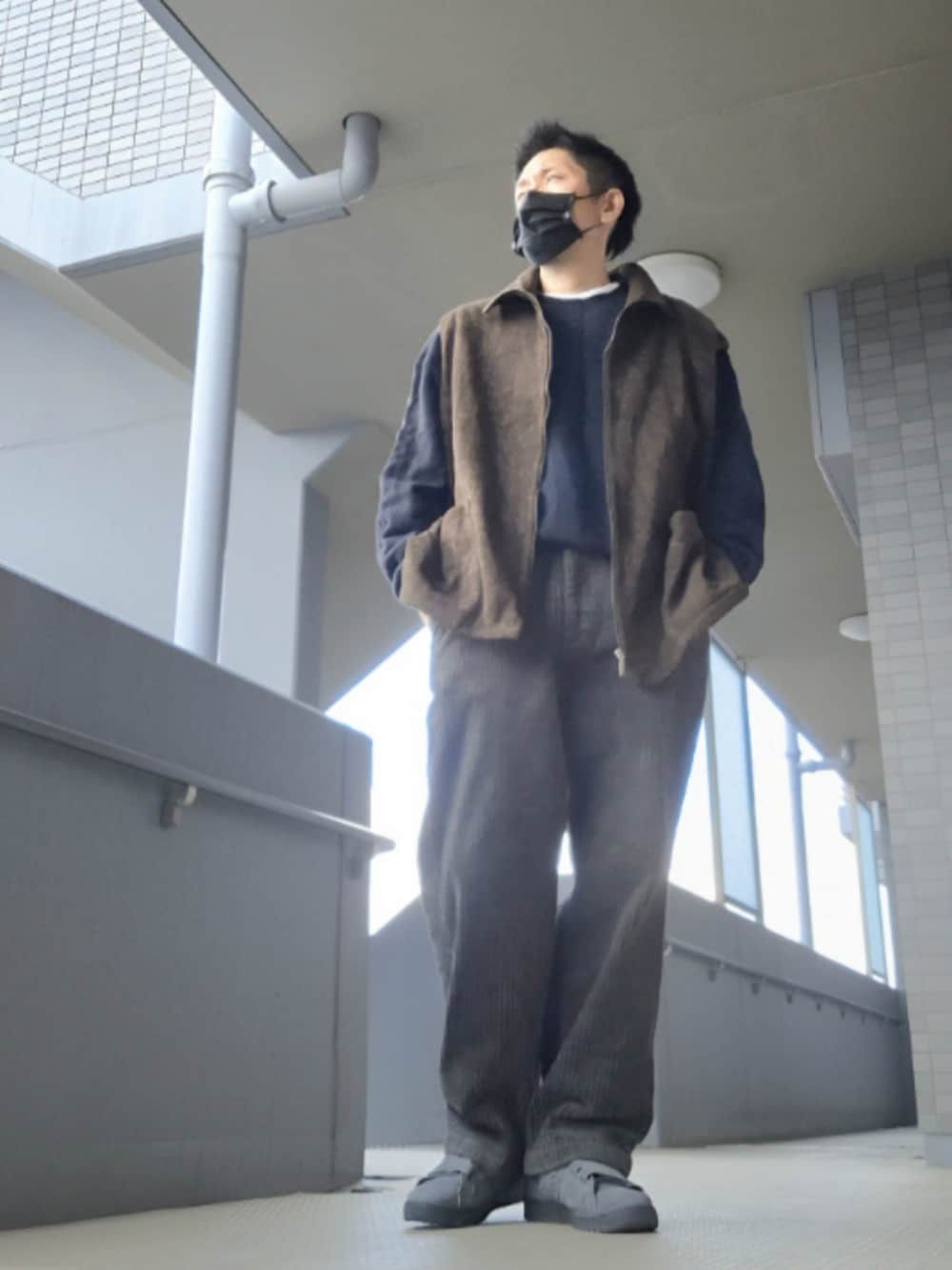 「ベスト、スウェット、コーデュロイパンツ、ゆるコーデ」｜「Barbourのアイテム（ベスト、グリーン系）」を使った、磨木師さん（メンズ・176cm）の春コーディネートの2枚目の写真