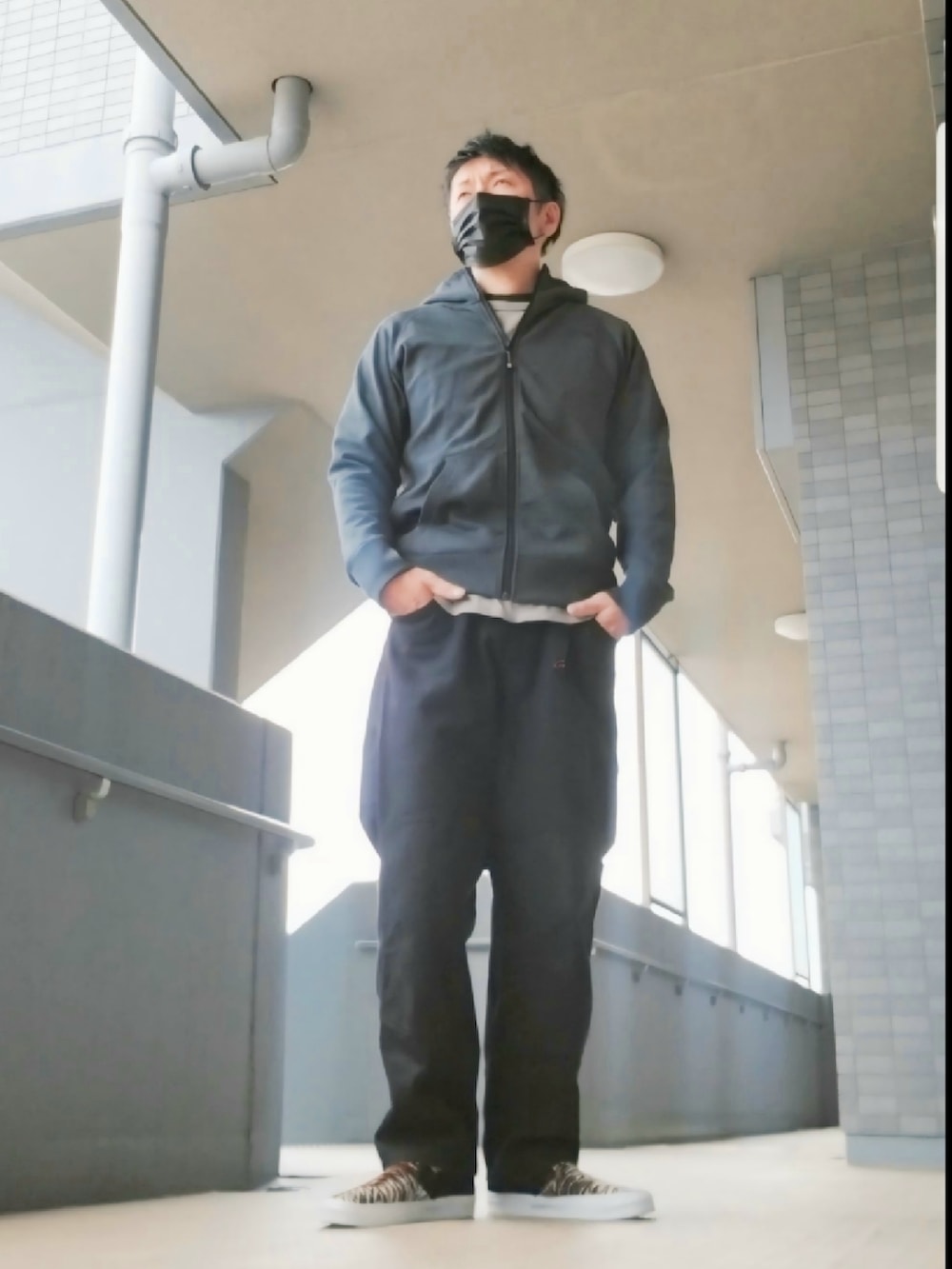 「シンプルスタイル、春、春のNewスタイル、シンプル、マウンテンパンツ、ストリート、スリッポン、レイヤードスタイル、フーディー、虎柄、きれいめカジュアル、大人カジュアル」|「VANSのVANS/CLASSIC SLIP-ON(スニーカー、その他)」を使った、磨木師さん(メンズ・176cm)の春コーディネートの2枚目の写真