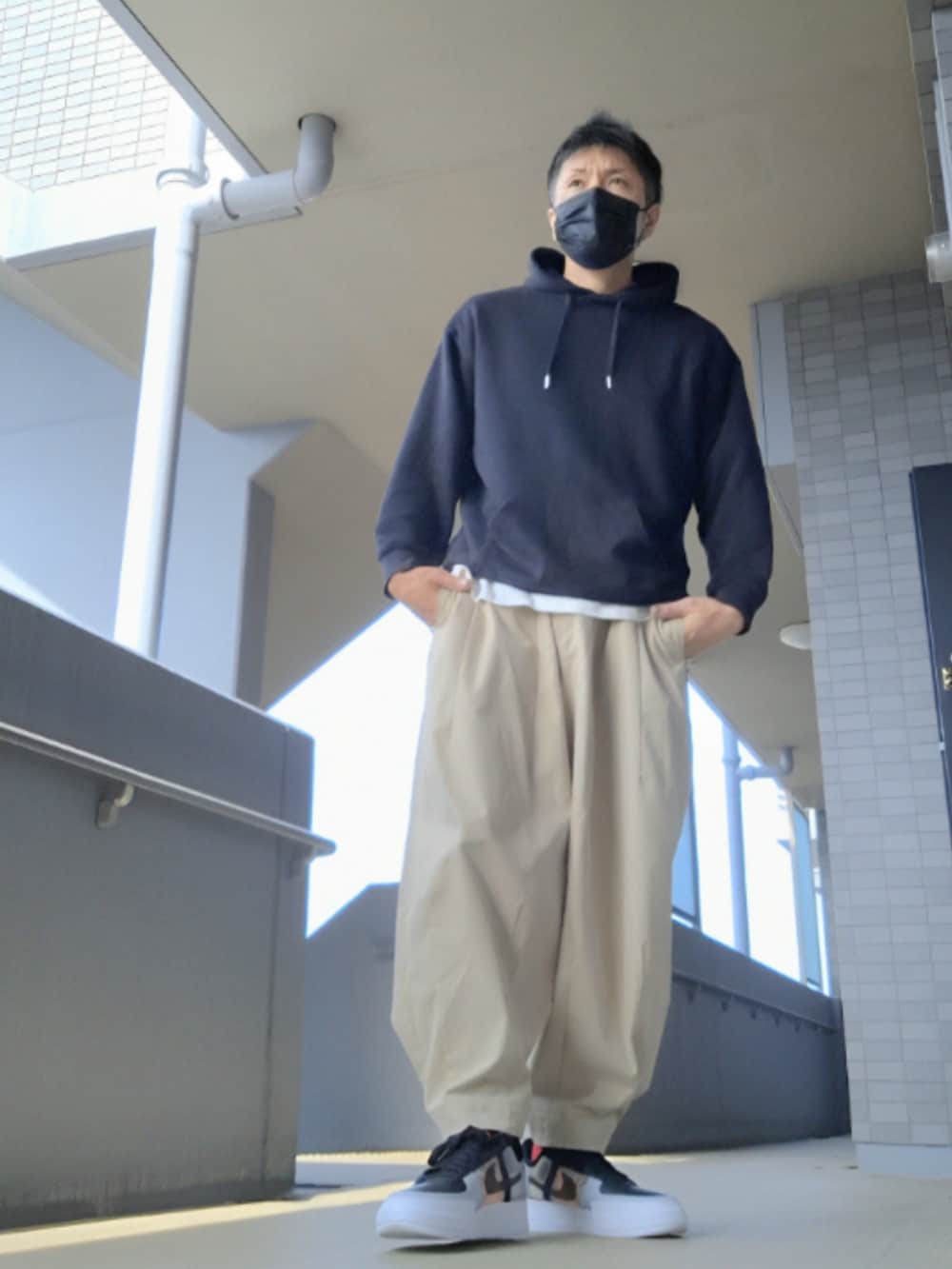 「パーカー、レイヤードスタイル、バルーンパンツ、エアフォースワン、N.354、シンプルコーデ」｜「INHERITのアイテム（パンツ、ベージュ系）」を使った、磨木師さん（メンズ・176cm）の春コーディネートの2枚目の写真