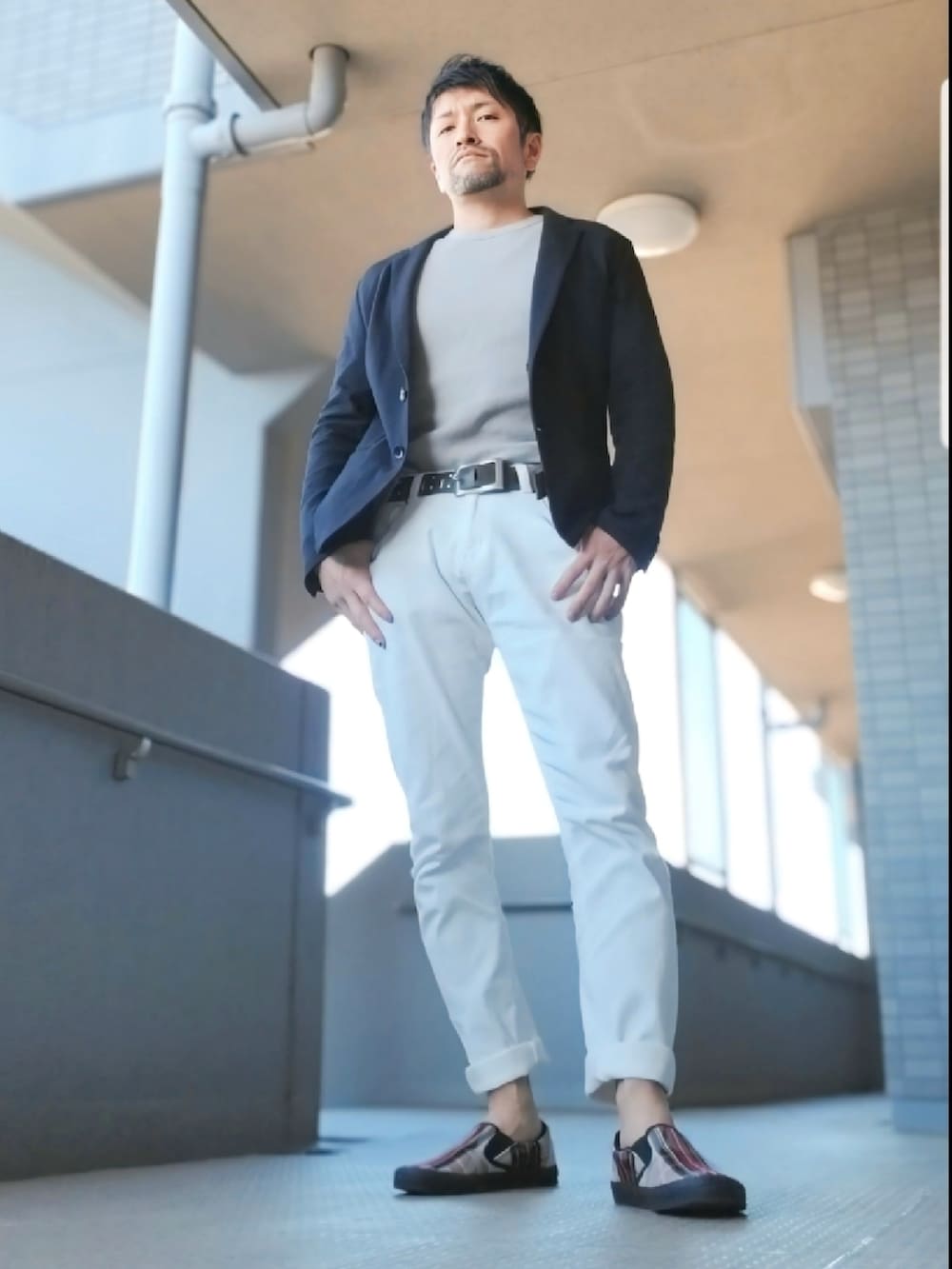 「シンプルスタイル、テーラードジャケット、春服、大人カジュアル、シンプル、ロールアップ、くるぶし見せ、白パンツ、スリッポン、イタリア、ジャストサイズ、3首、シャツイン、ジャケットスタイル」｜「ENTRY SGのアイテム（Tシャツ/カットソー、ホワイト系）」を使った、磨木師さん（メンズ・176cm）の春コーディネートの2枚目の写真