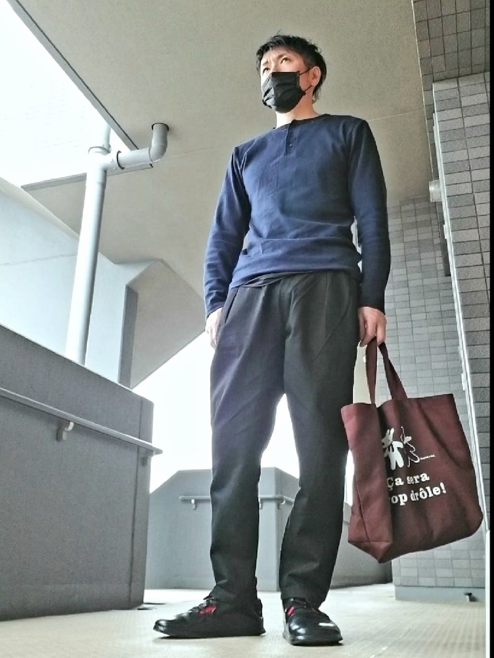 「休日スタイル、トートバッグ、春服、カジュアルコーデ、シンプルコーデ、シェフパンツ、差し色、オートミール、腸活、食物繊維、タンパク質、筋肉の味方、ヘンリーネック」｜「CIAOPANICの【WEB限定】ユニセックスで履けるシェフパンツ/イージーリラックステーパードパンツ（その他パンツ、ブラック系）」を使った、磨木師さん（メンズ・176cm）の春コーディネートの2枚目の写真