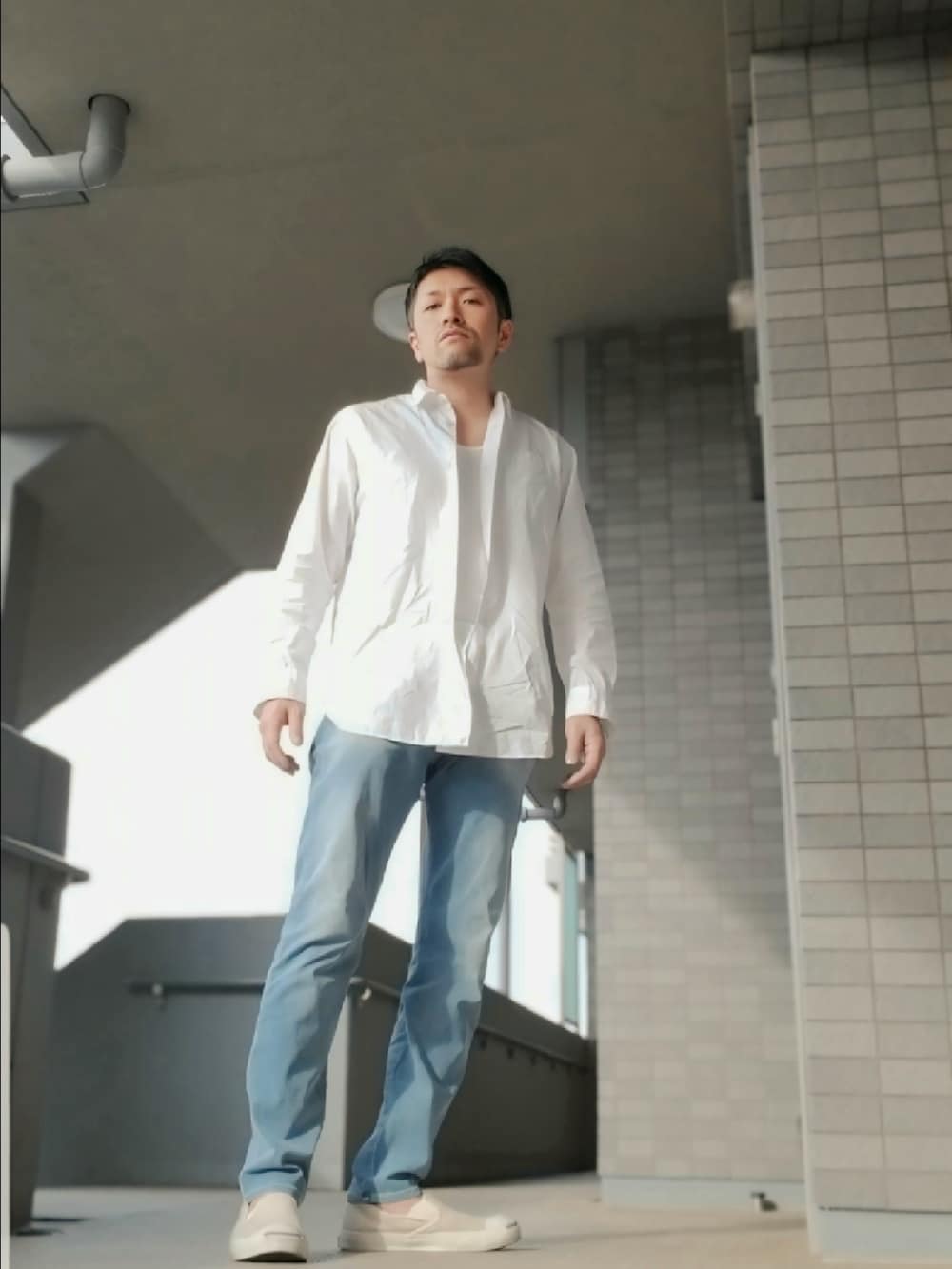 「さらっと晴れやかスナップ、夏コーデ、大人カジュアル、シンプル、シンプルコーデ、白シャツ、シャツスタイル、ジーパン、デニムパンツ、ジーンズ、スリッポン」|「SOPHNET.のアイテム(シャツ/ブラウス、ホワイト系)」を使った、磨木師さん(メンズ・176cm)の夏コーディネートの2枚目の写真